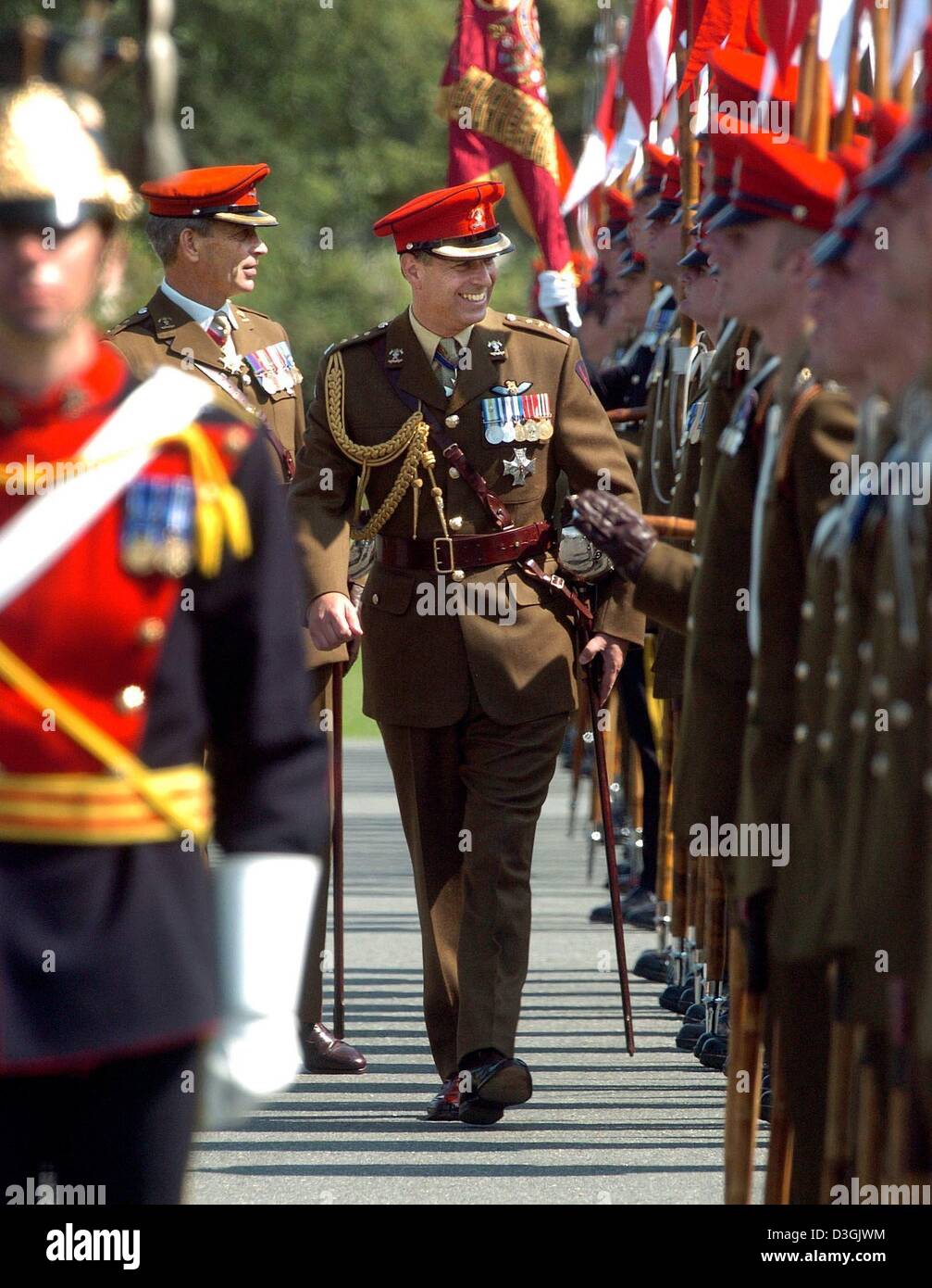 (Afp) - British Prince Andrew Duke of York (M), des sourires au cours de sa visite des troupes britanniques de la 9e et 12e Bataillon Royal Lancers à Bergen-Hohne, Allemagne, 30 juillet 2004. Le prince Andrew a été nommé colonel honoraire du bataillon en juillet 2003 après le décès de la reine mère Elizabeth. Le duc de York est le colonel honoraire de plusieurs régiments, toutefois, une seule étude whi Banque D'Images
