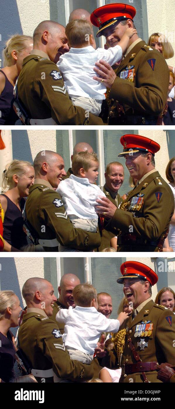 (Afp) - British Prince Andrew Duke of York (R), est accueilli par 18 mois Ethan et ses parents Kelly (L) et le Caporal Christian Potter (2e à partir de L) lors de sa visite des troupes britanniques de la 9e et 12e Bataillon Royal Lancers à Bergen-Hohne, Allemagne, 30 juillet 2004. Le prince Andrew a été nommé colonel honoraire du bataillon en juillet 2003 après le décès de la Reine Mère Banque D'Images