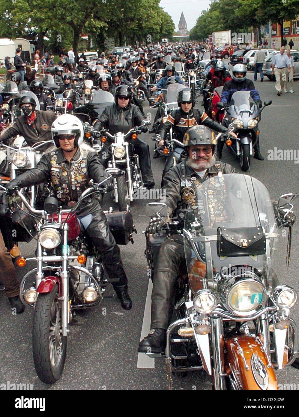 Afp) - Des milliers de fans de Harley s'asseoir sur leurs motos et attendre  le début de la moto à Hambourg, Allemagne, 25 juillet 2004. La parade a  marqué un point culminant