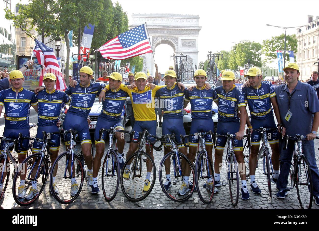 (Afp) - L'équipe US Postal de Lance Armstrong l'US (maillot jaune) et ses coéquipiers posent devant le drapeau américain et l'Arc de Triomphe à la suite de la 20e étape du Tour de France cycliste, à Paris, le 25 juillet 2004. À partir de L : Floyd Landis (USA), Jose Azevedo (Portugal), George HINCAPIE (USA), Pavel Padrnos (Tchéquie), Lance Armstrong (USA), Jose Luis Rubiera (Espagne), Manu Banque D'Images