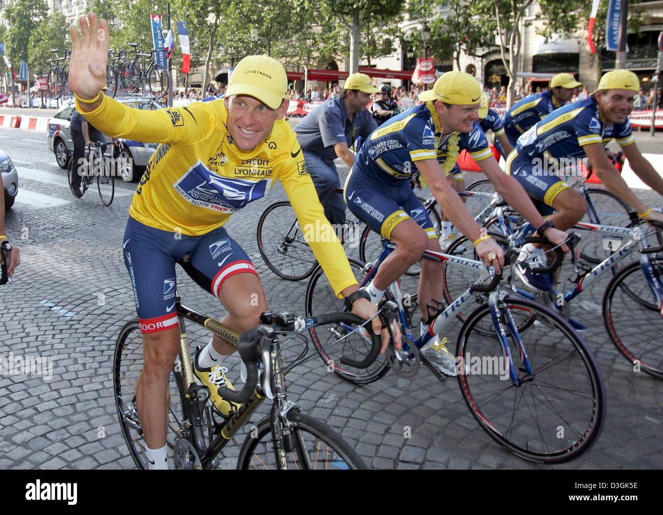 (Dpa) - US cycliste Lance Armstrong (L) comme il prend un tour d'honneur avec ses coéquipiers Vjatscheslav Postal nous Jekimov (R) de la Russie et Manuel Beltran de l'Espagne (2e à partir de R) et un directeur général de l'équipe de Johan Bruyneel (C, retour) après la fin de la dernière étape du Tour de France cycliste à Paris, France, 25 juillet 2004. Selon la tradition overal Banque D'Images