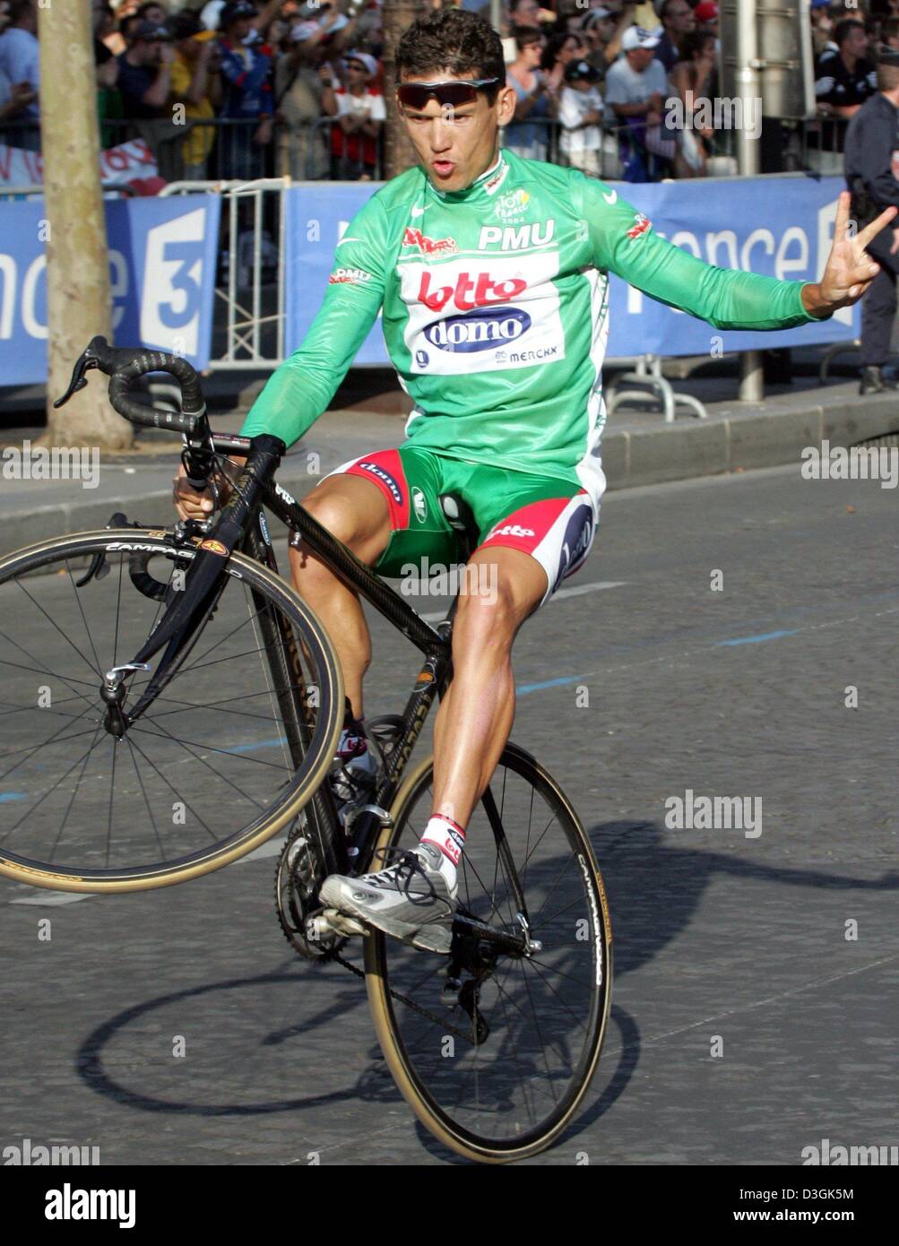 Afp) - coureur cycliste australien Robbie McEwen de l'équipe Lotto-Domo  célèbre remportant le maillot vert du meilleur sprinter avec un wheelie  après la fin de la dernière étape du Tour de France