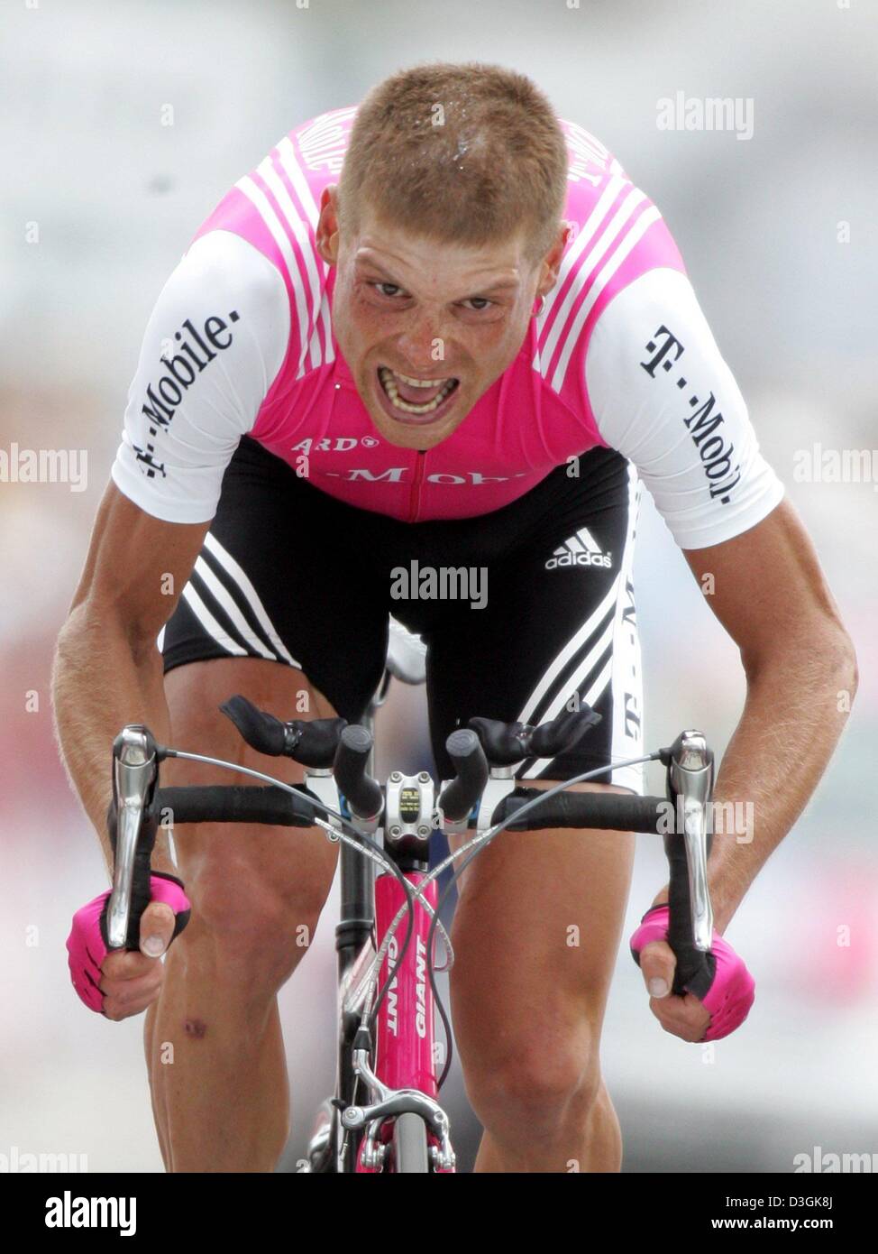 Afp) - cavalier allemand Jan Ullrich vainqueur olympique et l'équipe de  T-Mobile se déplace sur son vélo au cours de la 16e étape du Tour de France  à l'Alpe d'Huez, France, le