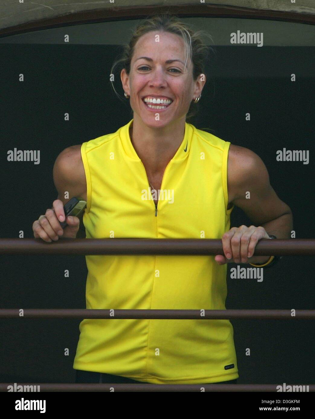 (Afp) - sur le Tour de France sa dernière journée off, la petite amie de cinq fois vainqueur du Tour de Lance Armstrong de l'équipe US Postal, le chanteur Sheryl Crow, sourire alors qu'elle regarde vers le bas à partir de leur chambre d'hôtel à St-Paul-Trois-Chateaux, France, 19 juillet 2004. Avant que le moment de la course à vélo dans les Alpes, Armstrong, le chef des sentiers Français Thomas Voeckler, en seulement 22 secondes. Banque D'Images