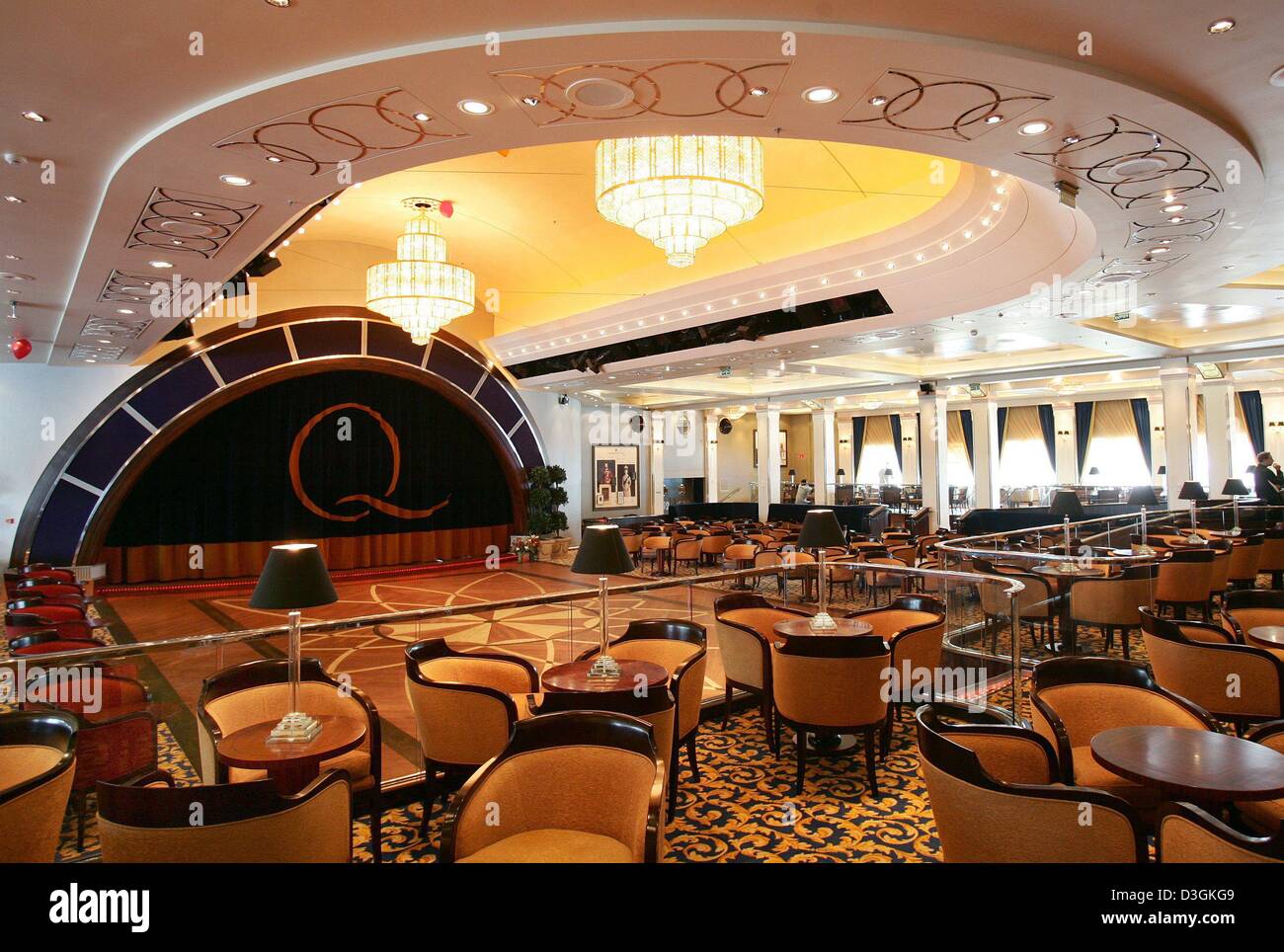 (Dpa) - Vue de la danse bar 'Queens Room" à bord des plus grandes et plus cher navire de croisière, le Queen Mary 2, à Hambourg, Allemagne, 19 juillet 2004. Les plus de 800 millions de dollar cher paquebot a prix pour 2 620 passagers avec un équipage de 1 238. Avec une longueur de 345 mètres, il est aussi long que la Tour Eiffel est grand et avec un poids total de 151 400 tonnes, le flagsi Banque D'Images