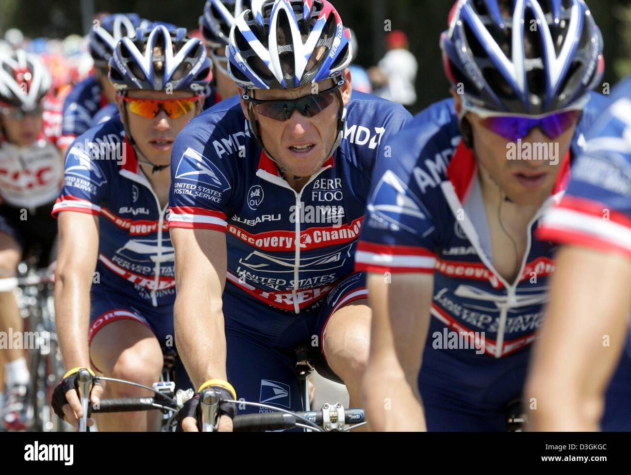 (Afp) - Cinq fois vainqueur Tour Lance Armstrong (C) et ses coéquipiers US Postal Luis Rubiera (R) et Benjamin Noval d'Espagne course pendant la 12e étape du Tour de France cycliste de Castelsarrasin à La Mongie, France, le 16 juillet 2004. Les 197,5 km longue étape a été la première étape dans les Pyrénées. Banque D'Images