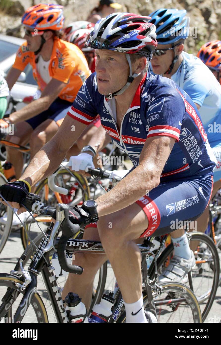 Afp) - Nous cinq fois vainqueur Tour Lance Armstrong (C) de l'équipe US  Postal Service se déplace sur son vélo à côté de cycliste allemand  Sebastian Lang (R,à l'arrière) de l'équipe Gerolsteiner