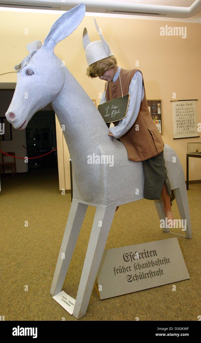 (Afp) - une marionnette en bois repose sur un âne à l'école museum de Kornwestheim, Allemagne, 26 mai 2004. L'âne en bois et l'âne hat montrent comment des mesures disciplinaires ont changé au fil des ans. Au cours des siècles passés, les élèves paresseux ont été placés sur l'âne portant le chapeau pour eux et d'encourager plus difficile embarass étudier. Il y a vingt ans, le musée a été ouvert dans la ville ancienne de Banque D'Images