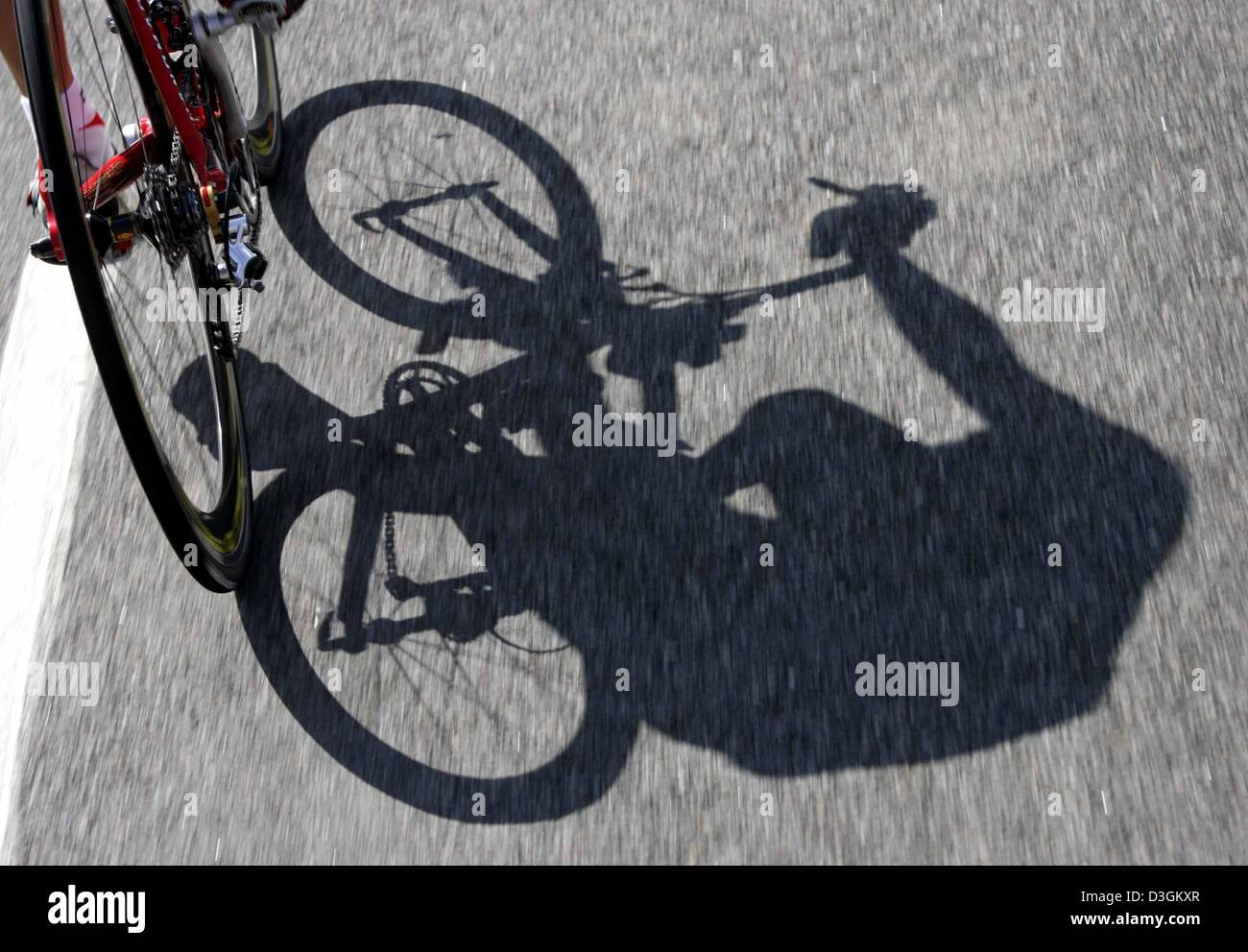 (Afp) - l'ombre des cyclistes peut être vu sur l'asphalte lors de la 10e étape du Tour de France cycliste en France, le 14 juillet 2004. La première étape de montagne du tour mène à travers le Massif Central à partir de Limoges à Saint-Flour. Avec 237 km c'est aussi la plus longue étape du Tour 2004. Banque D'Images