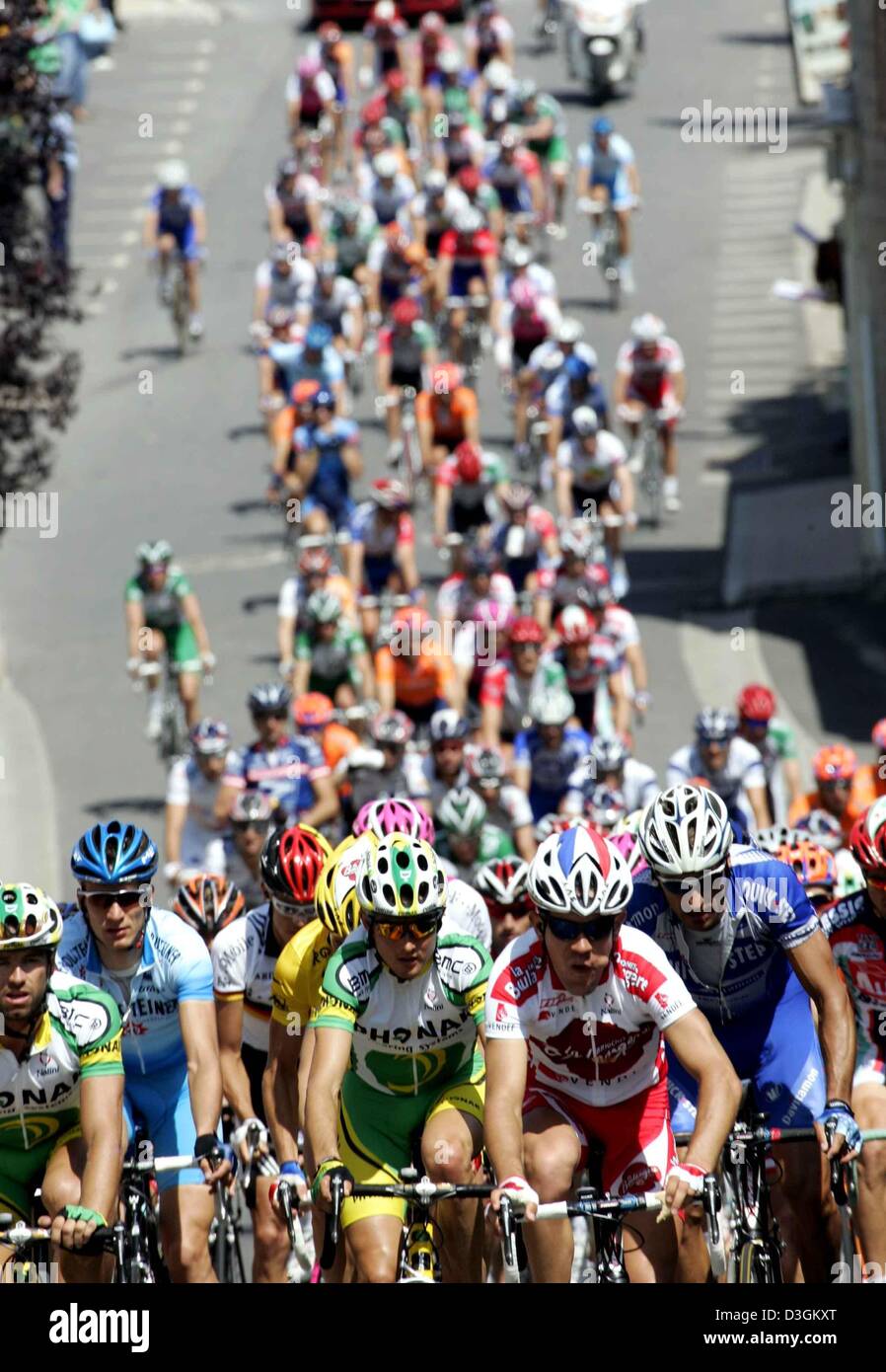 (Afp) - Le peloton monte en amont au cours de la 10e étape du Tour de France cycliste en France, le 14 juillet 2004. La première étape de montagne du tour mène à travers le Massif Central à partir de Limoges à Saint-Flour. Avec 237 km c'est aussi la plus longue étape du Tour 2004. Banque D'Images