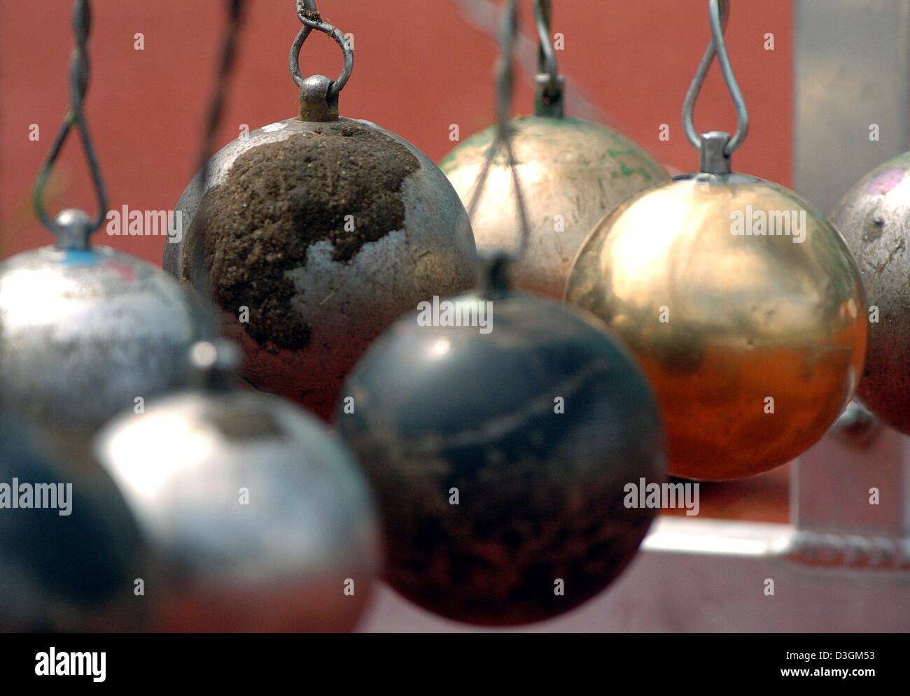 (Afp) - un gros plan des marteaux pour le lancer de marteau à l'événement l'athlétisme féminin championnat allemand de Brunswick, Allemagne, 10 juillet 2004. Banque D'Images