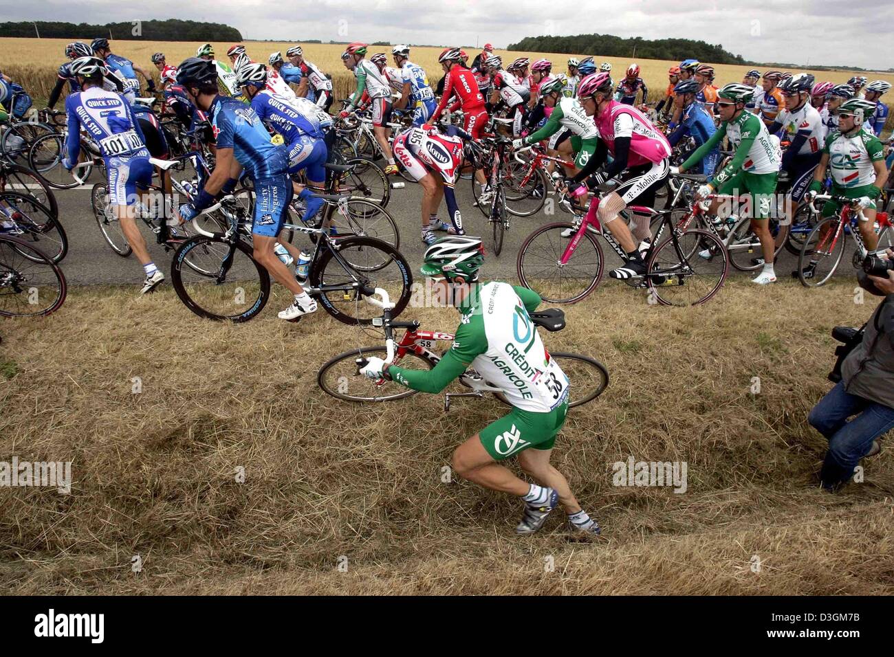 (Afp) - Plusieurs cyclistes ont pour contourner d'autres coureurs qui sont tombés avec leurs bicyclettes au cours de la 6e étape du Tour de France près de Bonneval France, 09 juillet 2004. Dans le fossé l'équipe cycliste Juian doyen du Crédit Agricole. Parmi ceux qui tombent de leurs bicyclettes s'rider Lance Armstrong de l'équipe US Postal Service, mais il a réussi à rattraper le temps avec l'aide de son plateau Banque D'Images