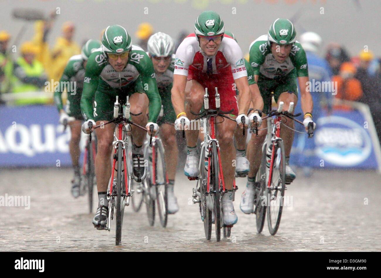 Cycliste norvegien Thor Hushovd de l equipe cycliste Credit Agricole recoit le maillot jaune apres le prologue du Tour de France 2006 dans un temps individuel trail autour de Strasbourg France samedi ...