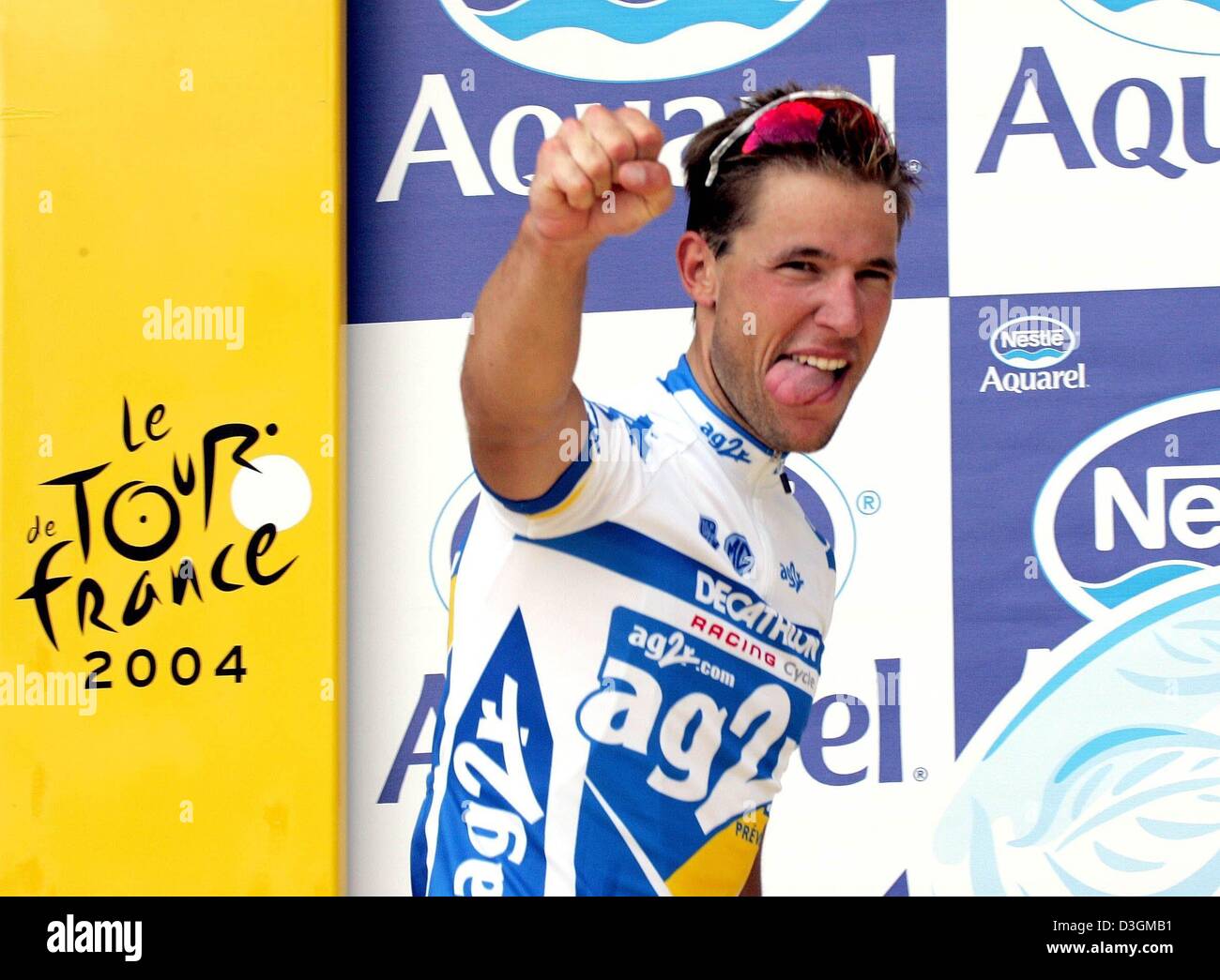 Afp) - Le Français Jean-Patrick Nazon cycliste de l'équipe AG2R à la vôtre  sur le podium après avoir remporté la 3ème étape du 91ème Tour de France à  Wasquehal, France, le 6