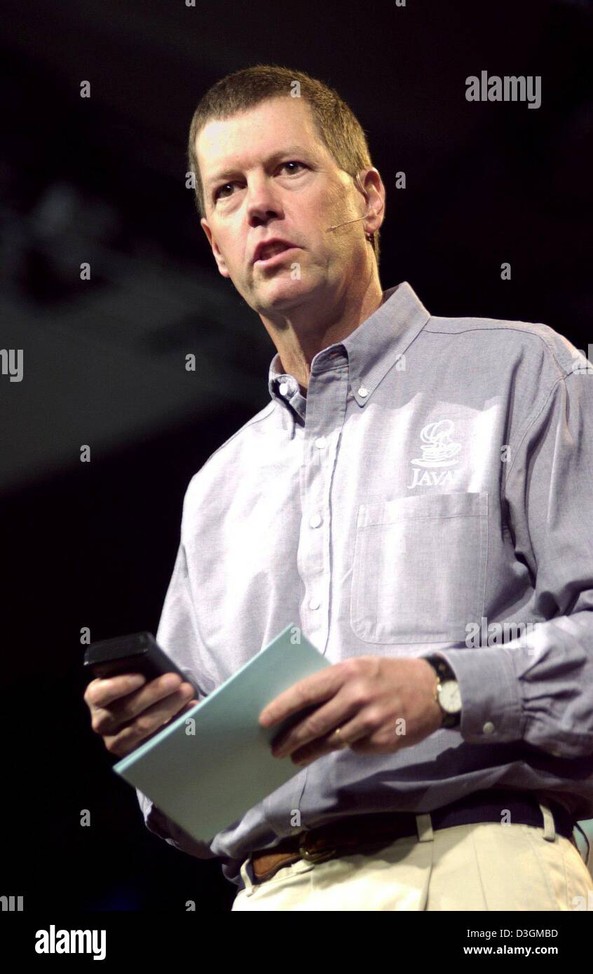 (Afp) - Scott McNealy, fondateur et président-directeur général (PDG) de la préoccupation de l'ordinateur Sun Microsystems, prononce un discours lors de la conférence JavaOne à San Francisco, USA, 29 juin 2004. Banque D'Images