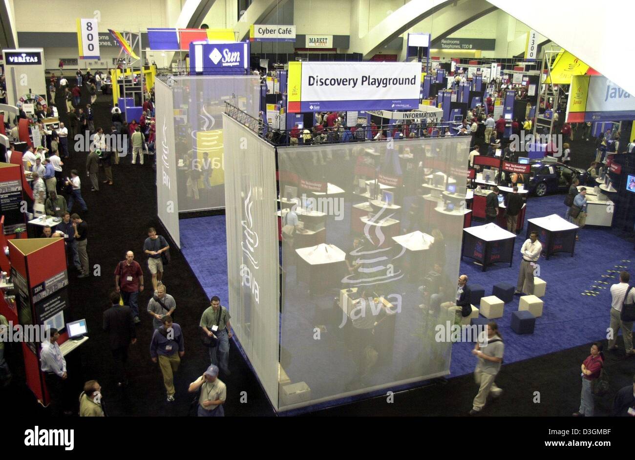 (Afp) - Le marché de l'informatique Sun Microsystems nous préoccupe porte fièrement le logo de son système de développement logiciel Java, au cours de la conférence JavaOne à San Francisco, USA, 29 juin 2004. Banque D'Images