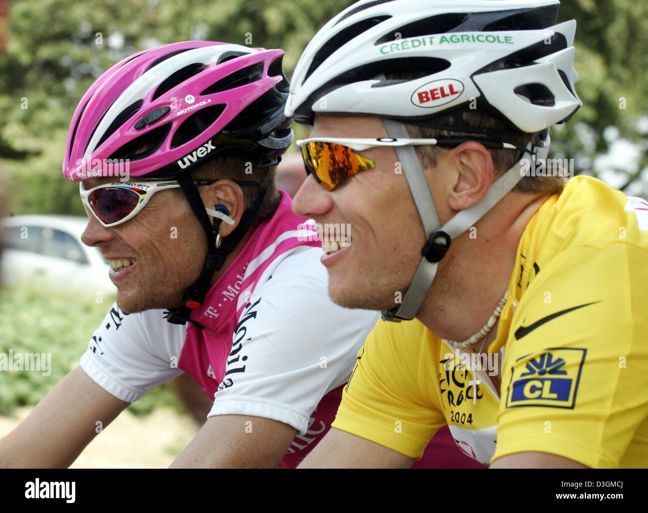 (Afp) - le cycliste norvégien Thor Hushovd de l'équipe Crédit Agricole, qui porte le maillot jaune de leader au classement général, les rides en regard de l'Allemand Jan Ullrich championne olympique de l'équipe T-Mobile au cours de la troisième étape du Tour de France près de Waterloo, Belgique, le 6 juillet 2004. La troisième et 210km longue étape du 91ème Tour de France cycliste a pris les cyclistes de Waterloo à Wasquehal, Fra Banque D'Images