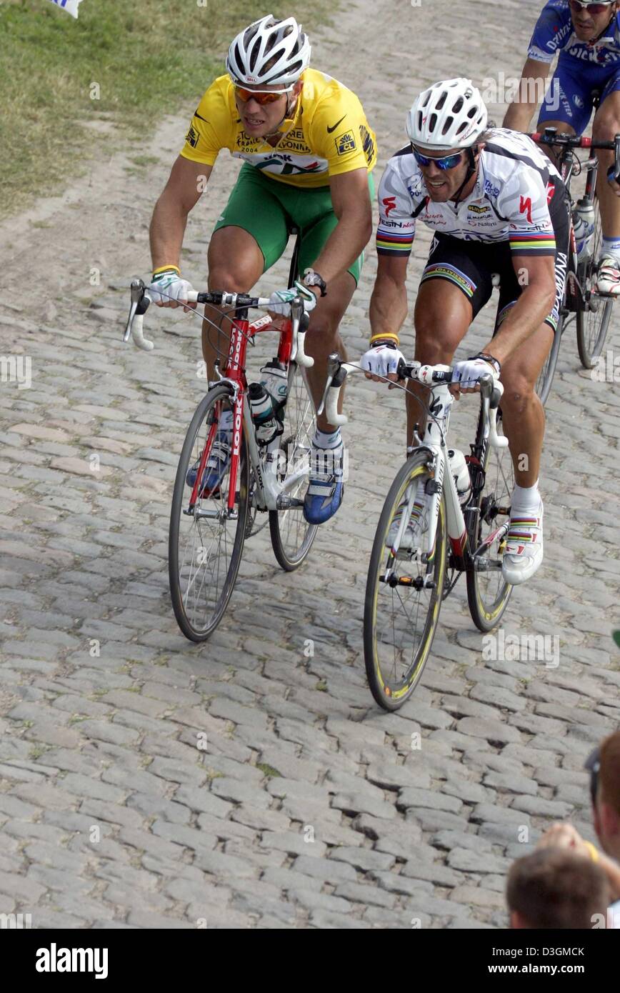 (Afp) - le cycliste norvégien Thor Hushovd de l'équipe Crédit Agricole, qui porte le maillot jaune de leader au classement général, et le pilote italien Mario Cipollini de Team Domina Vacanze lutte après un crash lors de la troisième étape du Tour de France près de Waterloo, Belgique, le 6 juillet 2004. La troisième et 210km longue étape du 91ème Tour de France cycliste a pris les cyclistes de Waterloo à W Banque D'Images (Afp) - le cycliste norvégien Thor Hushovd de l'équipe Crédit Agricole, qui porte le maillot jaune de leader au classement général, et le pilote italien Mario Cipollini de Team Domina Vacanze lutte après un crash lors de la troisième étape du Tour de France près de Waterloo, Belgique, le 6 juillet 2004. La troisième et 210km longue étape du 91ème Tour de France cycliste a pris les cyclistes de Waterloo à W Banque D'Images