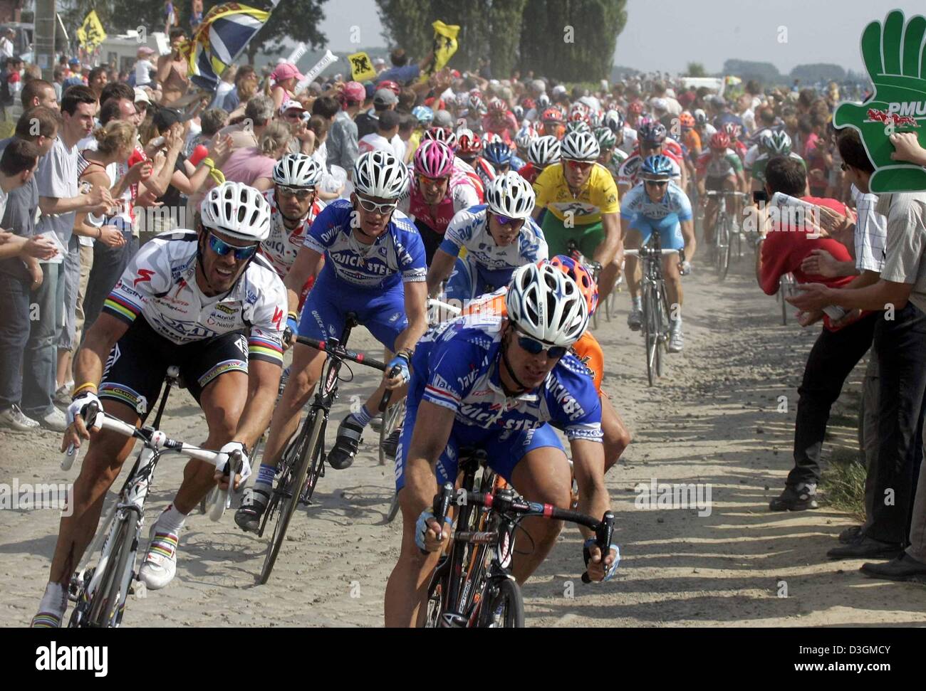 (Afp) - le cycliste italien Mario Cipollini (L) de l'équipe Domina Vacanze et rider néerlandais Servais Knaven en Hollande (R) de l'équipe Quick Step-Davitamon un groupe de tête qui passe au-dessus de cobblestone au cours de la troisième étape du Tour de France près de Waterloo, Belgique, le 6 juillet 2004. La troisième et 210km longue étape du 91ème Tour de France cycliste a pris les cyclistes de Waterloo à Wasquehal, France. Banque D'Images (Afp) - le cycliste italien Mario Cipollini (L) de l'équipe Domina Vacanze et rider néerlandais Servais Knaven en Hollande (R) de l'équipe Quick Step-Davitamon un groupe de tête qui passe au-dessus de cobblestone au cours de la troisième étape du Tour de France près de Waterloo, Belgique, le 6 juillet 2004. La troisième et 210km longue étape du 91ème Tour de France cycliste a pris les cyclistes de Waterloo à Wasquehal, France. Banque D'Images
