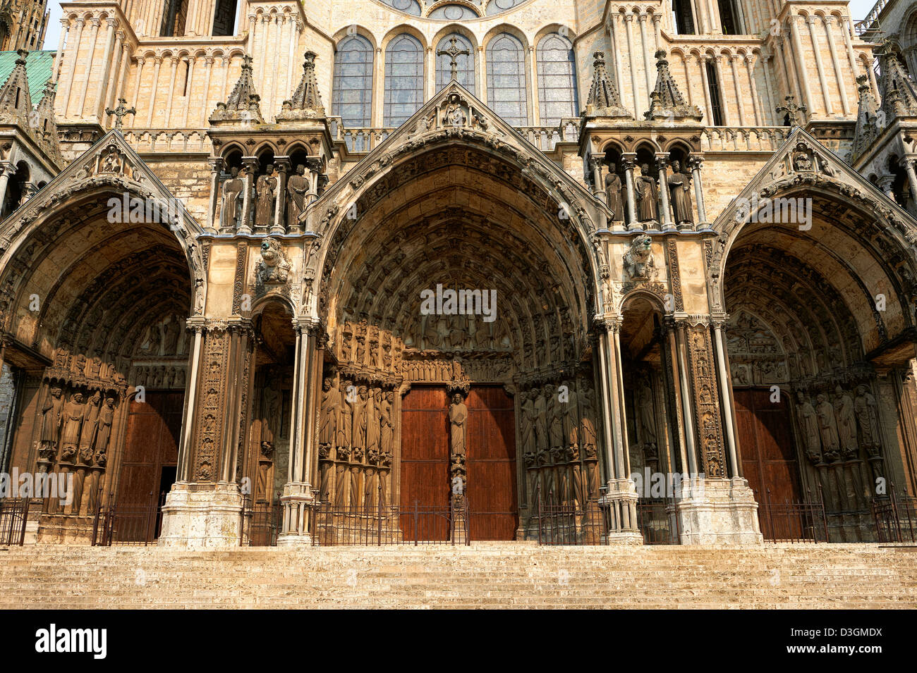 Façade Sud et les portails de la cathédrale gothique de Notre Dame, Chartres, France. . Site du patrimoine mondial de l'UNESCO. Banque D'Images