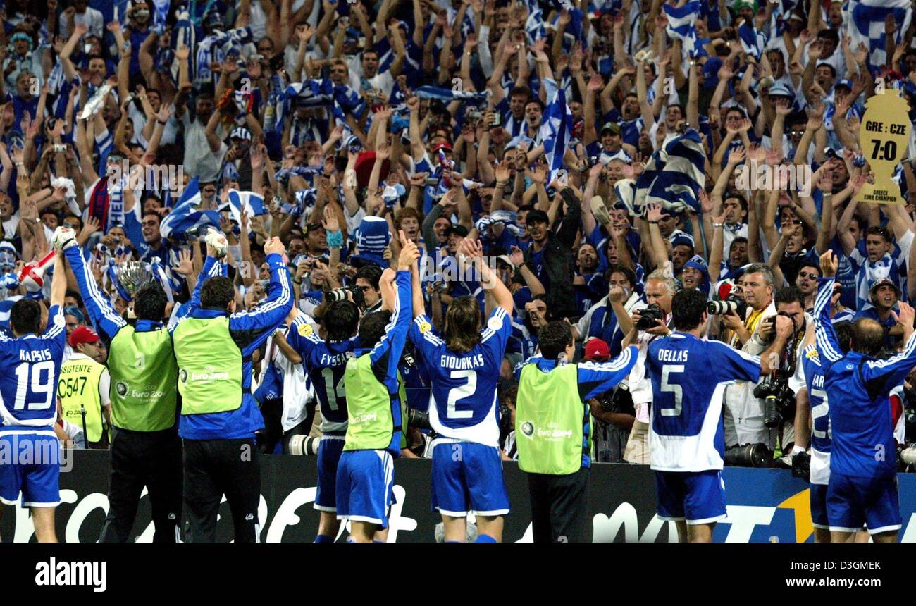 Afp) - Les joueurs de l'équipe nationale de football grec se tournent vers  leurs fans jump up, cheer et jubilate après le coup de sifflet final de la  demi-finale de l'Euro 2004