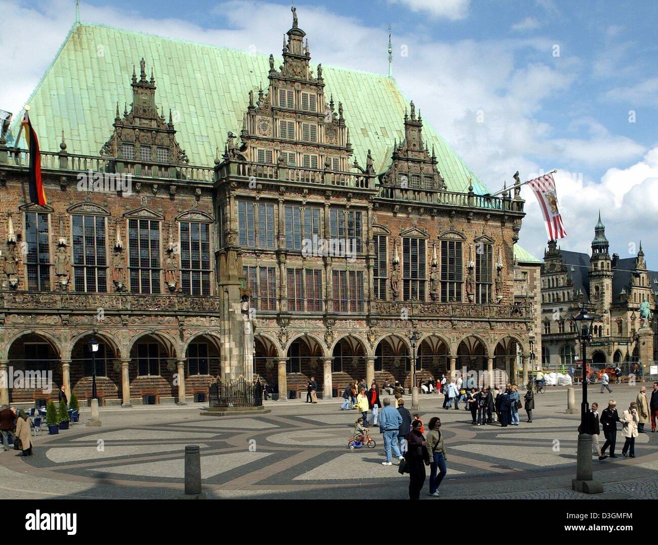 (Afp) - Le fichier photo montre une vue à l'hôtel de ville et de la place du marché de Brême, Allemagne, le 20 mai 2004. La ville de Brême a été accepté comme sites du patrimoine mondial par l'UNESCO, l'organisation de l'ONU chargée de l'éducation, l'économie et la culture. Bremen dispose de patrimoine historique et architectural important et précieux bâtiments datant de plus de 600 ans. La décision Banque D'Images