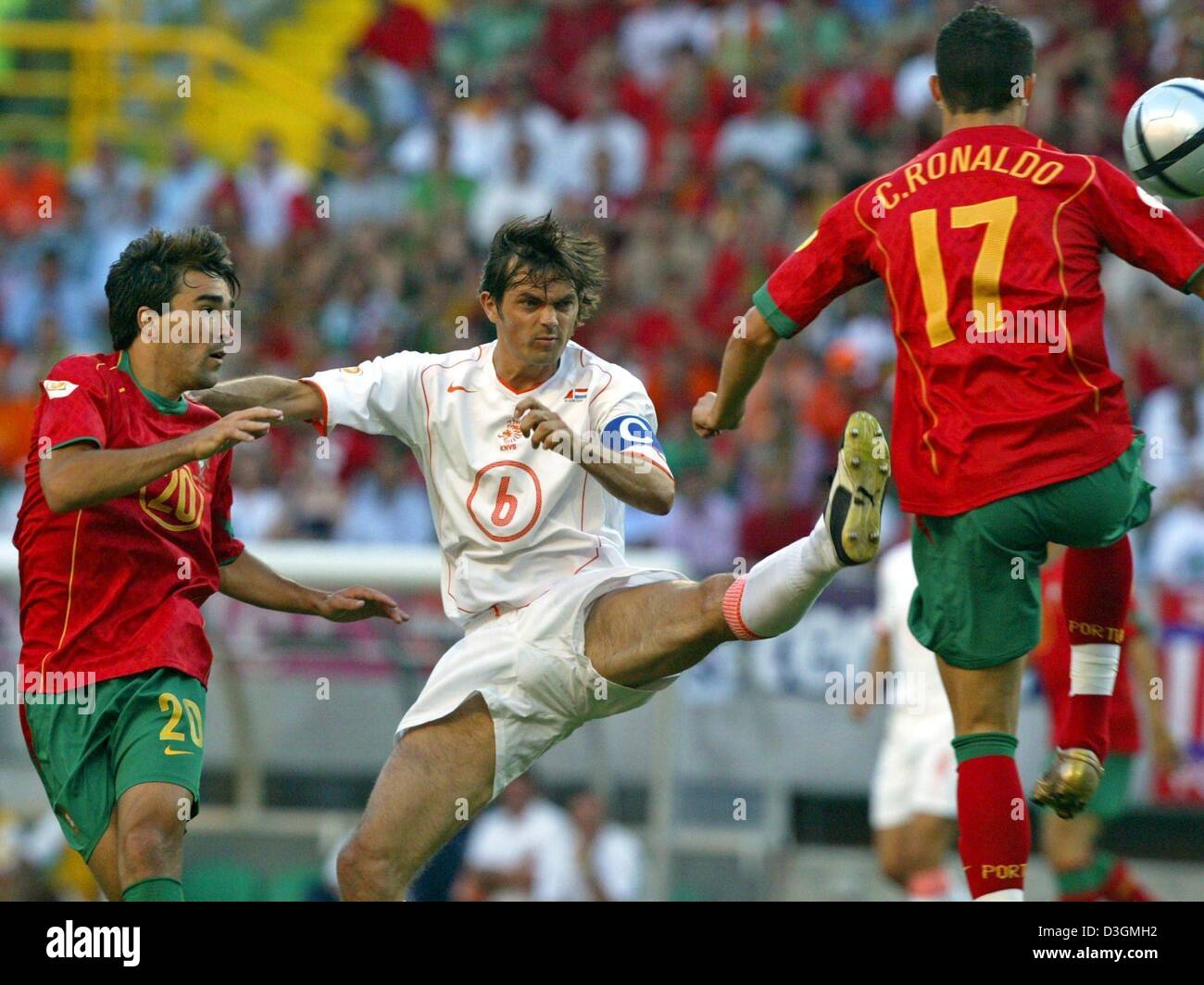 (Afp) - le capitaine de l'équipe néerlandaise Phillip Cocu (C) se bat pour la balle avec les joueurs portugais Cristiano Ronaldo (R) et Deco (L) au cours de l'Euro 2004 demi-finale contre le Portugal et les Pays-Bas à Lisbonne, Portugal, 30 juin 2004. Le Portugal a éliminé les Pays-Bas avec un gain de 2 à 1, la réalisation de sa toute première qualification pour la finale européenne.  + + +PAS D'APPLICATIONS MOBILES  + + + Banque D'Images