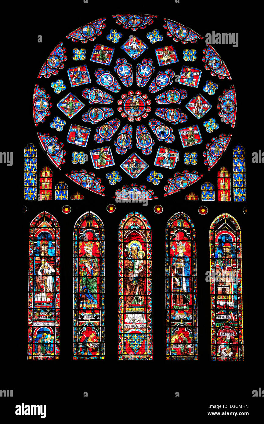 Cité médiévale Rose du transept nord de la cathédrale gothique de Chartres, France- circa 1235. Banque D'Images