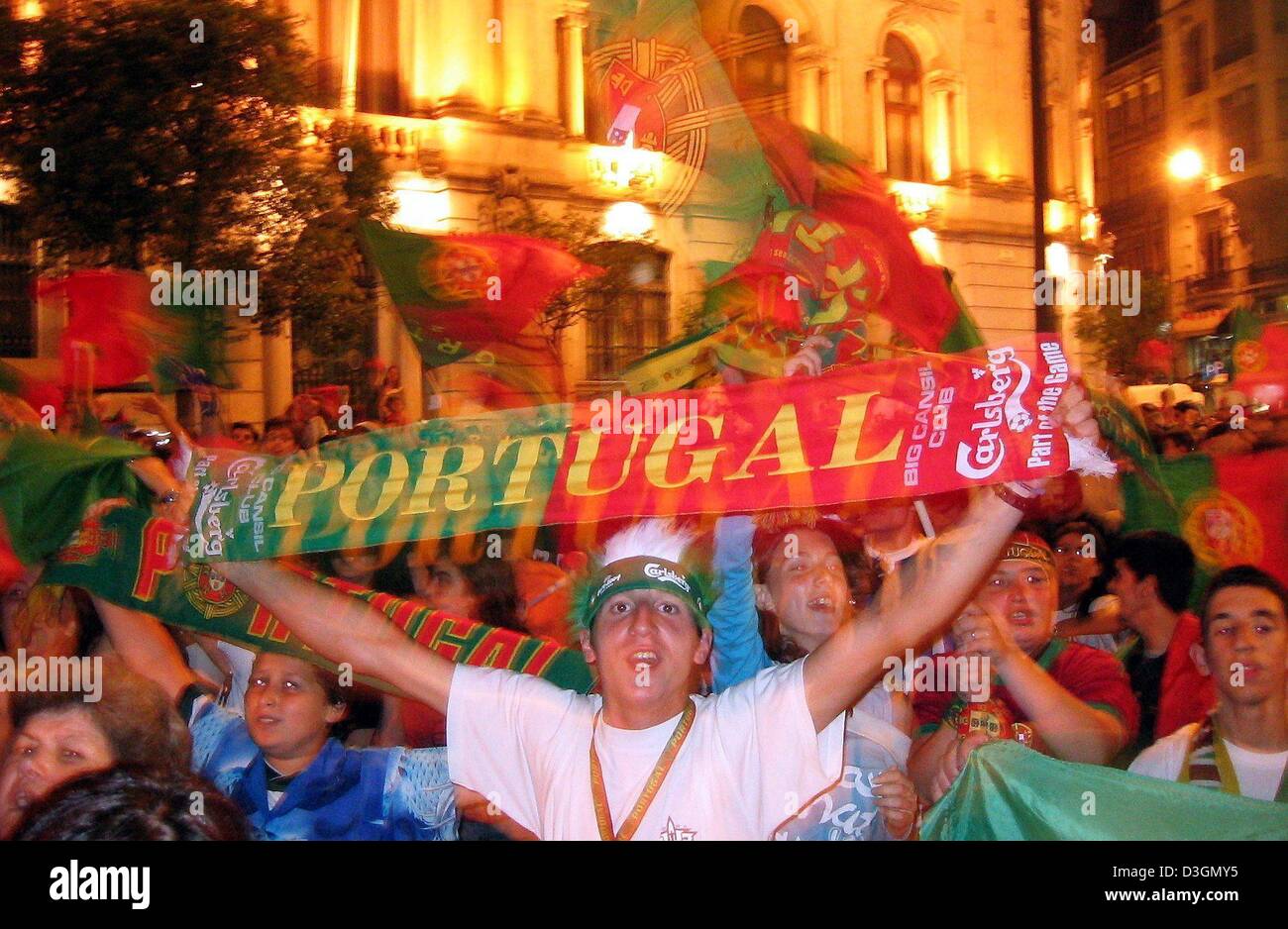 (Dpa) - Portugais fans cheer et jubilate dans les rues de Porto, Portugal, 24 juin 2004, après le Portugal a remporté l'Euro 2004 Football match de quart de finale contre l'Angleterre sur la sanction. Banque D'Images
