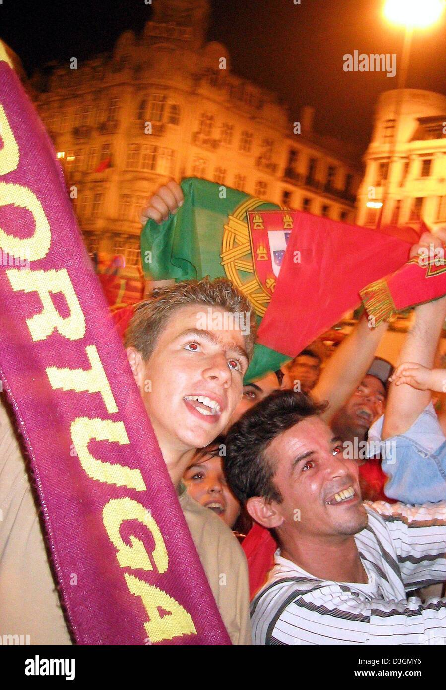 (Dpa) - Portugais fans cheer et jubilate dans les rues de Porto, Portugal, 24 juin 2004, après le Portugal a remporté l'Euro 2004 Football match de quart de finale contre l'Angleterre sur la sanction. Banque D'Images