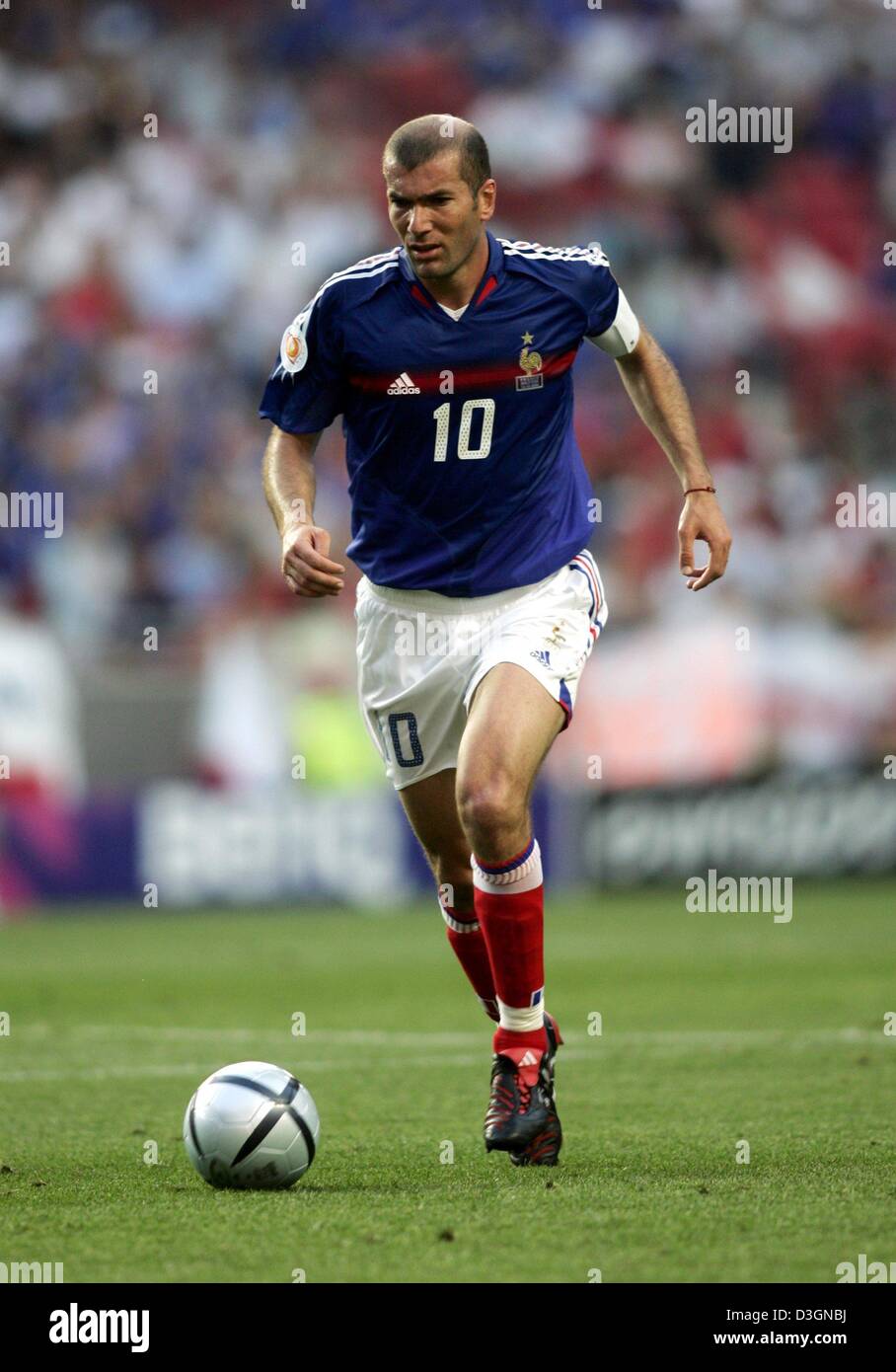 (Afp) - L'équipe nationale française mastermind Zinedine Zidane dribble avec la balle pendant l'Euro 2004 groupe B match contre l'Angleterre à Lisbonne, le 13 juin 2004. La France rencontrera la Suisse dans leur dernier match de groupe, le lundi 21 juin et peux qualification pour les quarts de finale avec une victoire. Banque D'Images