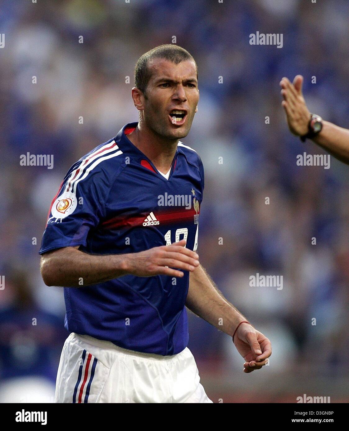 (Afp) - L'équipe nationale française mastermind Zinedine Zidane soutient avec l'arbitre pendant le match du groupe B de l'Euro 2004 contre l'Angleterre à Lisbonne, le 13 juin 2004. La France rencontrera la Suisse dans leur dernier match de groupe, le lundi 21 juin et peux qualification pour les quarts de finale avec une victoire. Banque D'Images