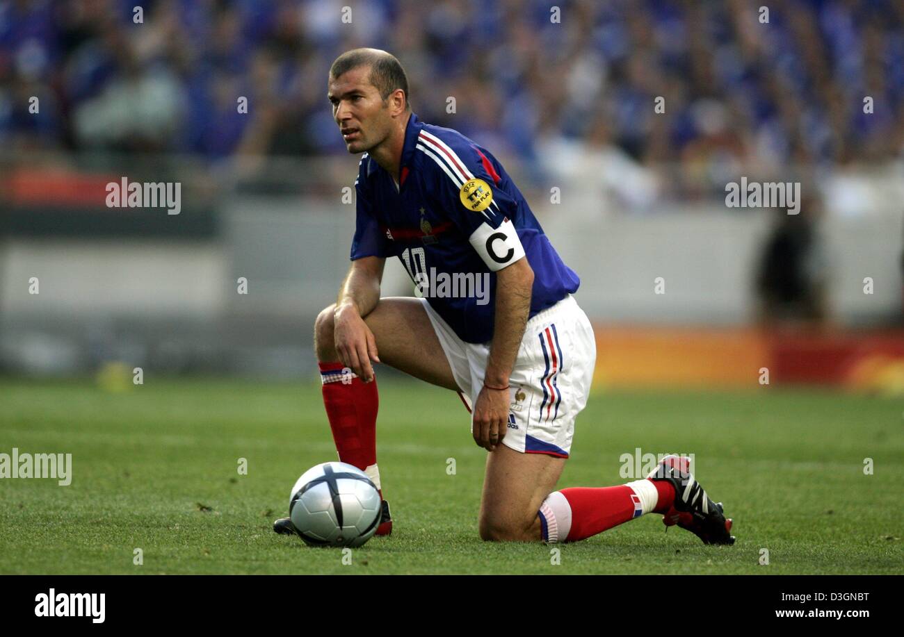 (Afp) - L'équipe nationale française mastermind Zinedine Zidane s'agenouille sur le terrain au cours de l'Euro 2004 groupe B match contre l'Angleterre à Lisbonne, le 13 juin 2004. La France rencontrera la Suisse dans leur dernier match de groupe, le lundi 21 juin et peux qualification pour les quarts de finale avec une victoire. Banque D'Images
