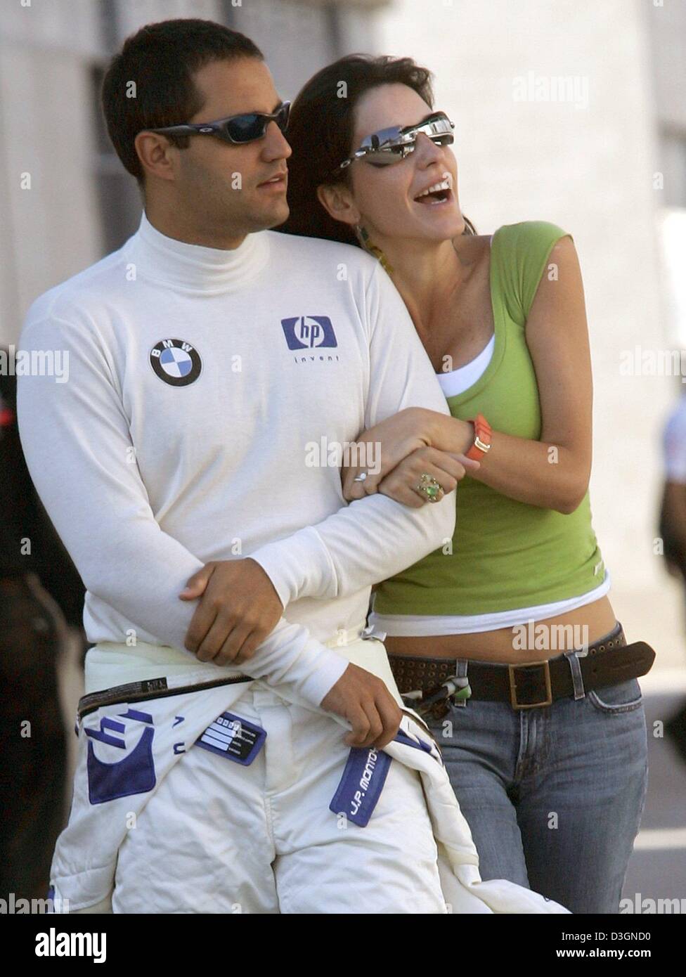 (Afp) - pilote de Formule 1 colombien Juan Pablo Montoya (Williams-BMW) et son épouse Connie promenade dans les paddocks en avant de la formation gratuite à Indianapolis, USA, 19 juin 2004. Les États-Unis Grand Prix de Formule 1 aura lieu à Indianapolis le dimanche, 20 juin 2004. Banque D'Images