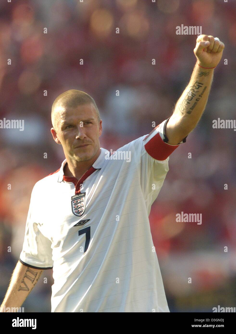 (Afp) - Le milieu de terrain de l'Angleterre et de l'équipe capitaine David Beckham serre son poing et de gestes victorieusement au cours de l'Euro de football 2004 Jeu de groupe s'opposant à l'Angleterre et la Suisse à la cidade Stadium à Coimbra, Portugal, 17 juin 2004. L'Angleterre a gagné 3-0.  + + +PAS D'APPLICATIONS DE TÉLÉPHONIE MOBILE + + + Banque D'Images