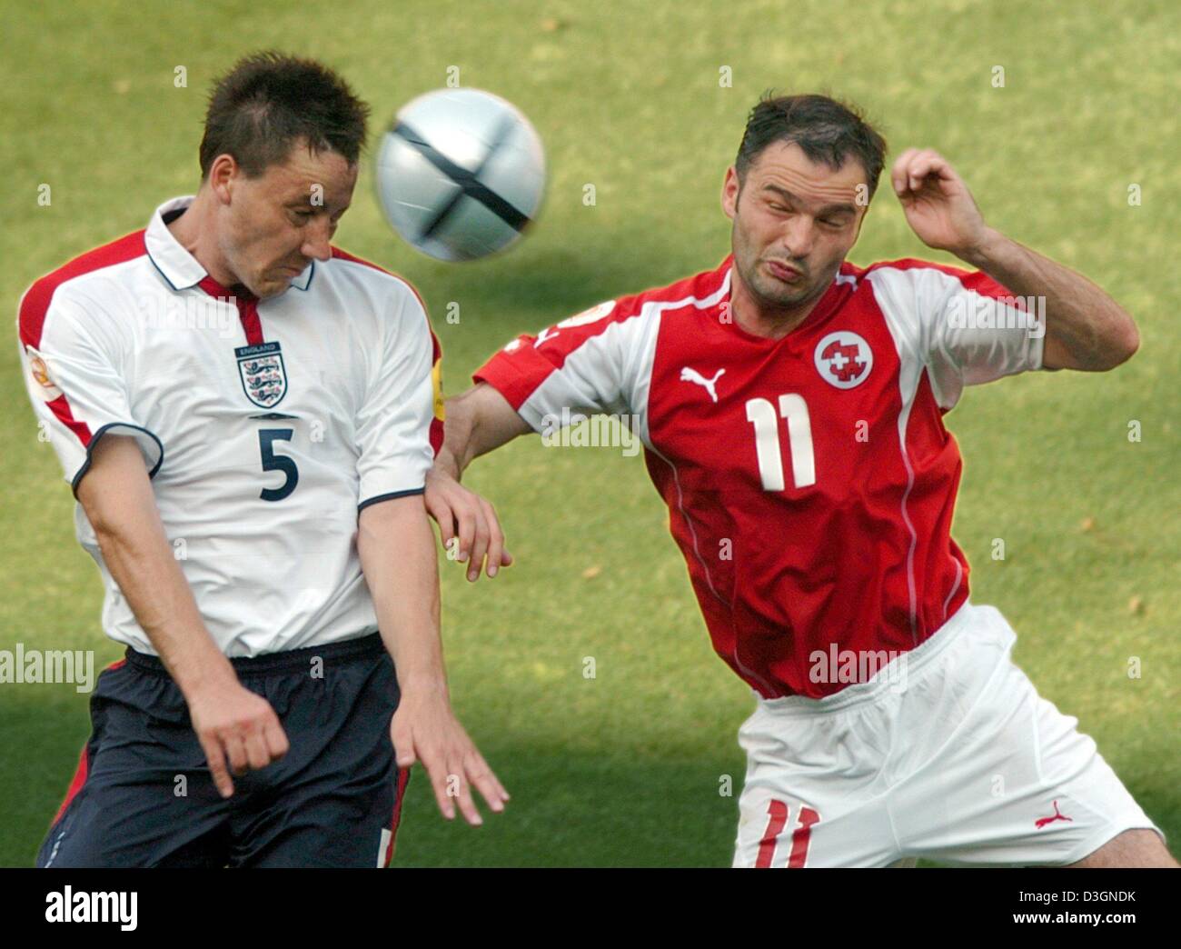 (Afp) - le défenseur de l'Angleterre John Terry (L) les luttes pour l'en-tête avec Stéphane Chapuisat avant suisse pendant l'Euro de football 2004 Jeu de groupe s'opposant à l'Angleterre et la Suisse à la cidade Stadium à Coimbra, Portugal, 17 juin 2004. L'Angleterre a gagné 3-0.  + + +PAS D'APPLICATIONS DE TÉLÉPHONIE MOBILE + + + Banque D'Images