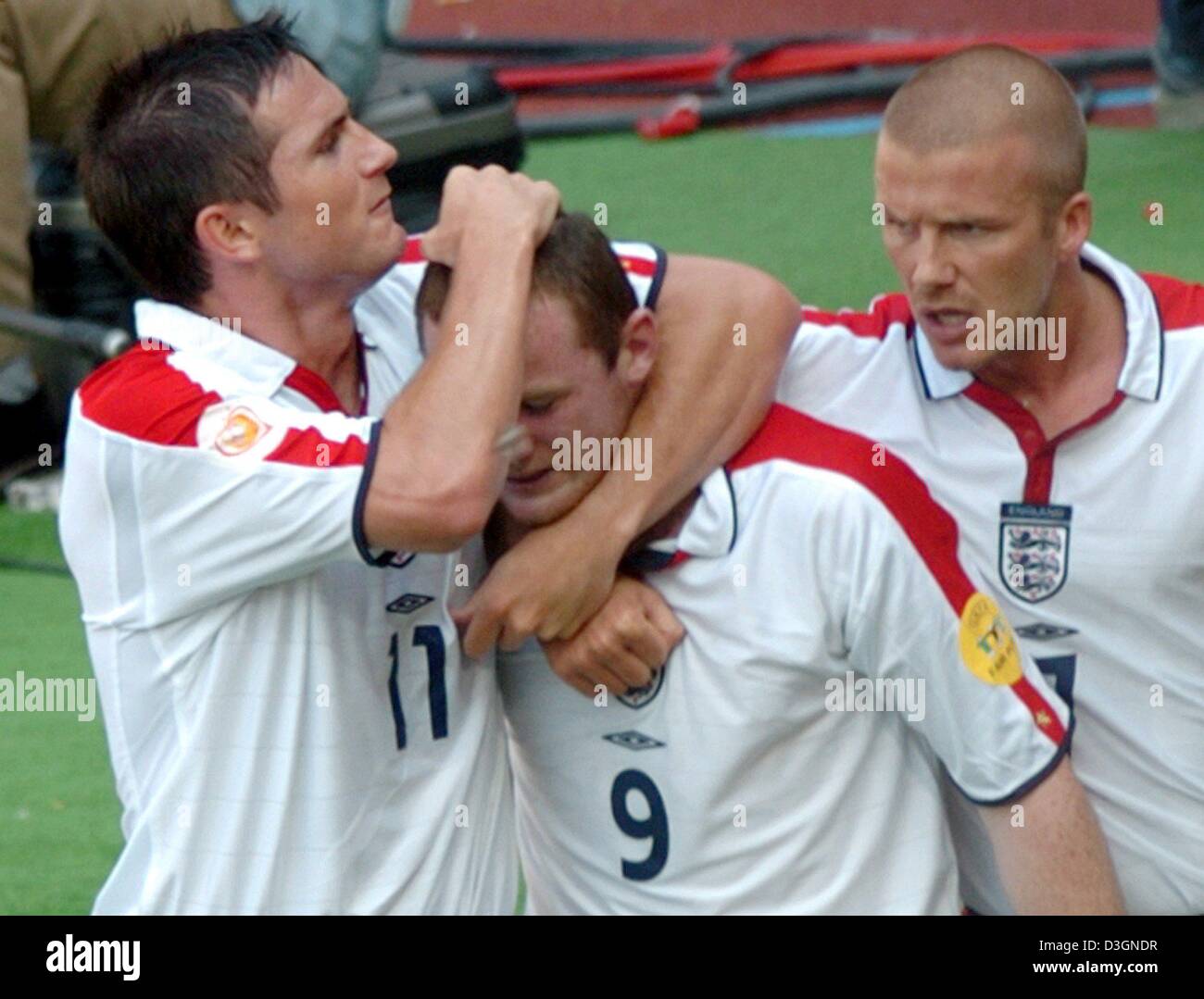 (Afp) - Le milieu de terrain de l'Angleterre David Beckham (R) und Frank Lampard (L) félicite l'Angleterre avant 18 ans, Wayne Rooney avant après correction de l'objectif principal de 1-0 au cours de l'Euro de football 2004 Jeu de groupe s'opposant à l'Angleterre et la Suisse à la cidade Stadium à Coimbra, Portugal, 17 juin 2004. L'Angleterre a gagné 3-0.  + + +PAS D'APPLICATIONS DE TÉLÉPHONIE MOBILE + + + Banque D'Images