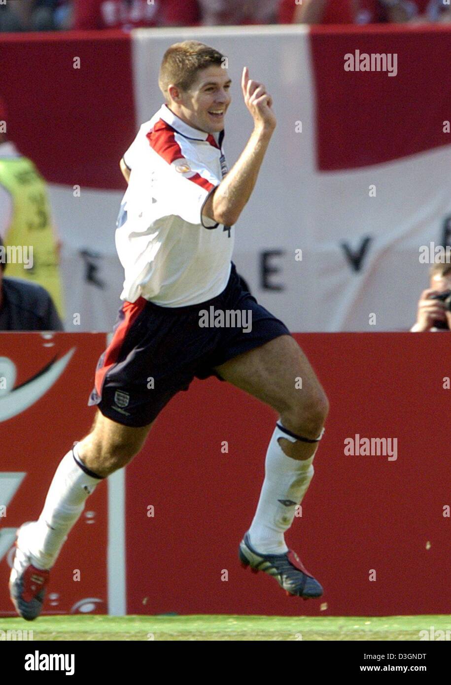(Afp) - Le milieu de terrain de l'Angleterre Steven Gerrard (R) cheers et jubilates après avoir marqué le but gagnant 3-0 pendant l'Euro de football 2004 Jeu de groupe s'opposant à l'Angleterre et la Suisse à la cidade Stadium à Coimbra, Portugal, 17 juin 2004. L'Angleterre a gagné 3-0.  + + +PAS D'APPLICATIONS DE TÉLÉPHONIE MOBILE + + + Banque D'Images