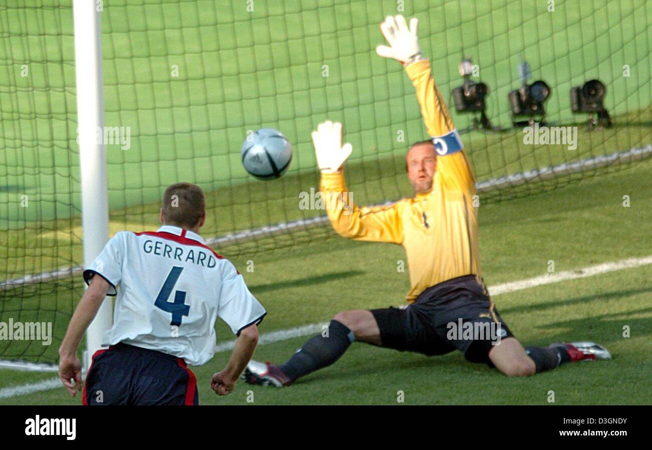 (Afp) - Le milieu de terrain de l'Angleterre Steven Gerrard (L) marque le gagner 3-0 but alors que le gardien Suisse Joerg Stiel ne peut intervenir au cours de l'Euro de football 2004 Jeu de groupe s'opposant à l'Angleterre et la Suisse à la cidade Stadium à Coimbra, Portugal, 17 juin 2004. L'Angleterre a gagné 3-0.  + + +PAS D'APPLICATIONS DE TÉLÉPHONIE MOBILE + + + Banque D'Images
