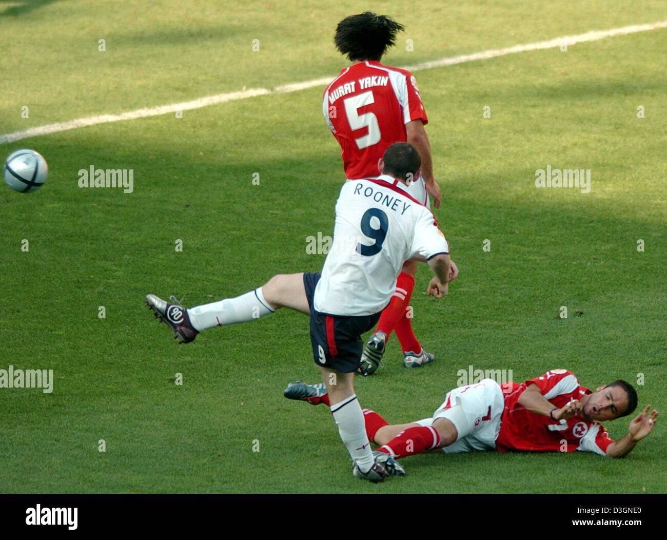 (Afp) - l'Angleterre 18 ans avant Wayne Catégorie (C,) de la balle avant que l'adversaire Suisse Murat Yakin (C, arrière) et Ricardo Cabanas (R, bas) peuvent intervenir et marque le 2-0 but de plomb au cours de l'Euro de football 2004 Jeu de groupe s'opposant à l'Angleterre et la Suisse à la cidade Stadium à Coimbra, Portugal, 17 juin 2004. L'Angleterre a gagné 3-0.  + + +PAS D'APPLICATIONS DE TÉLÉPHONIE MOBILE + + + Banque D'Images