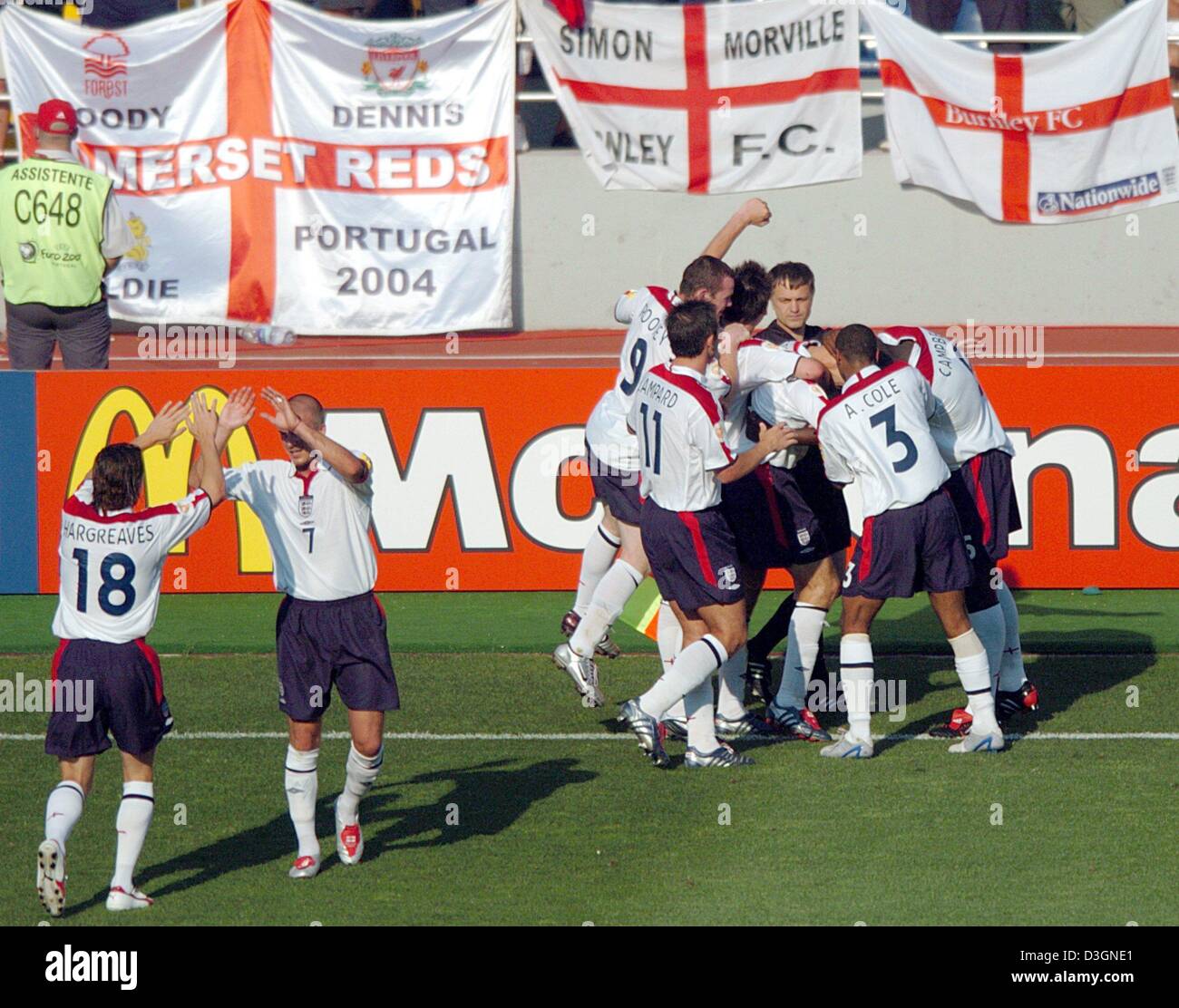 (Afp) - les joueurs de l'Angleterre et applaudir et féliciter jubilate leur buteur après Steven Gerrard (couverte) après avoir remporté l'Euro de football 2004 Jeu de groupe s'opposant à l'Angleterre et la Suisse à la cidade Stadium à Coimbra, Portugal, 17 juin 2004. L'Angleterre a gagné 3-0.  + + +PAS D'APPLICATIONS DE TÉLÉPHONIE MOBILE + + + Banque D'Images