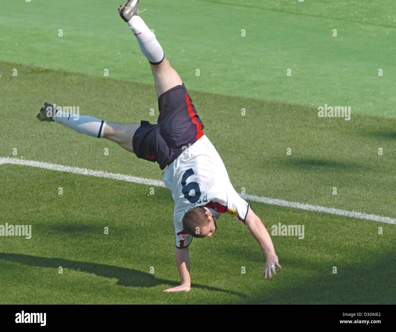 (Afp) - l'Angleterre a 18 ans, Wayne Rooney avant cheers et transforme une culbute après avoir marqué le but principal de 1-0 avec un en-tête au cours de l'Euro de football 2004 Jeu de groupe s'opposant à l'Angleterre et la Suisse à la cidade Stadium à Coimbra, Portugal, 17 juin 2004. L'Angleterre a gagné 3-0.  + + +PAS D'APPLICATIONS DE TÉLÉPHONIE MOBILE + + + Banque D'Images