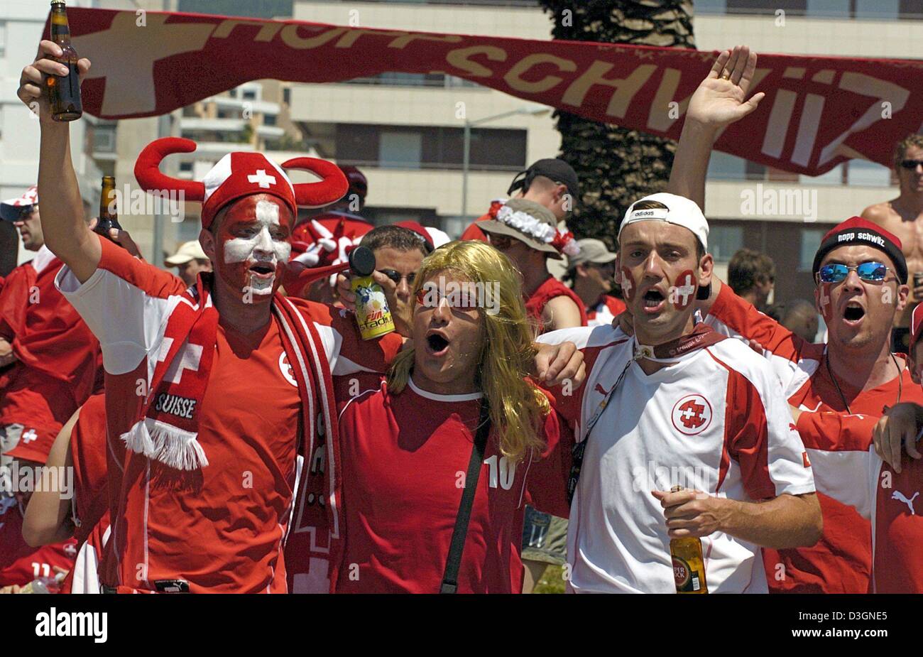 (Afp) - des fans de football suisse célèbrent leur équipe avant le début de l'Euro de football 2004 Jeu de groupe s'opposant à l'Angleterre et la Suisse à la cidade Stadium à Coimbra, Portugal, 17 juin 2004. Cependant, à la fin de la Suisse a perdu 0-3.  + + +PAS D'APPLICATIONS DE TÉLÉPHONIE MOBILE + + + Banque D'Images