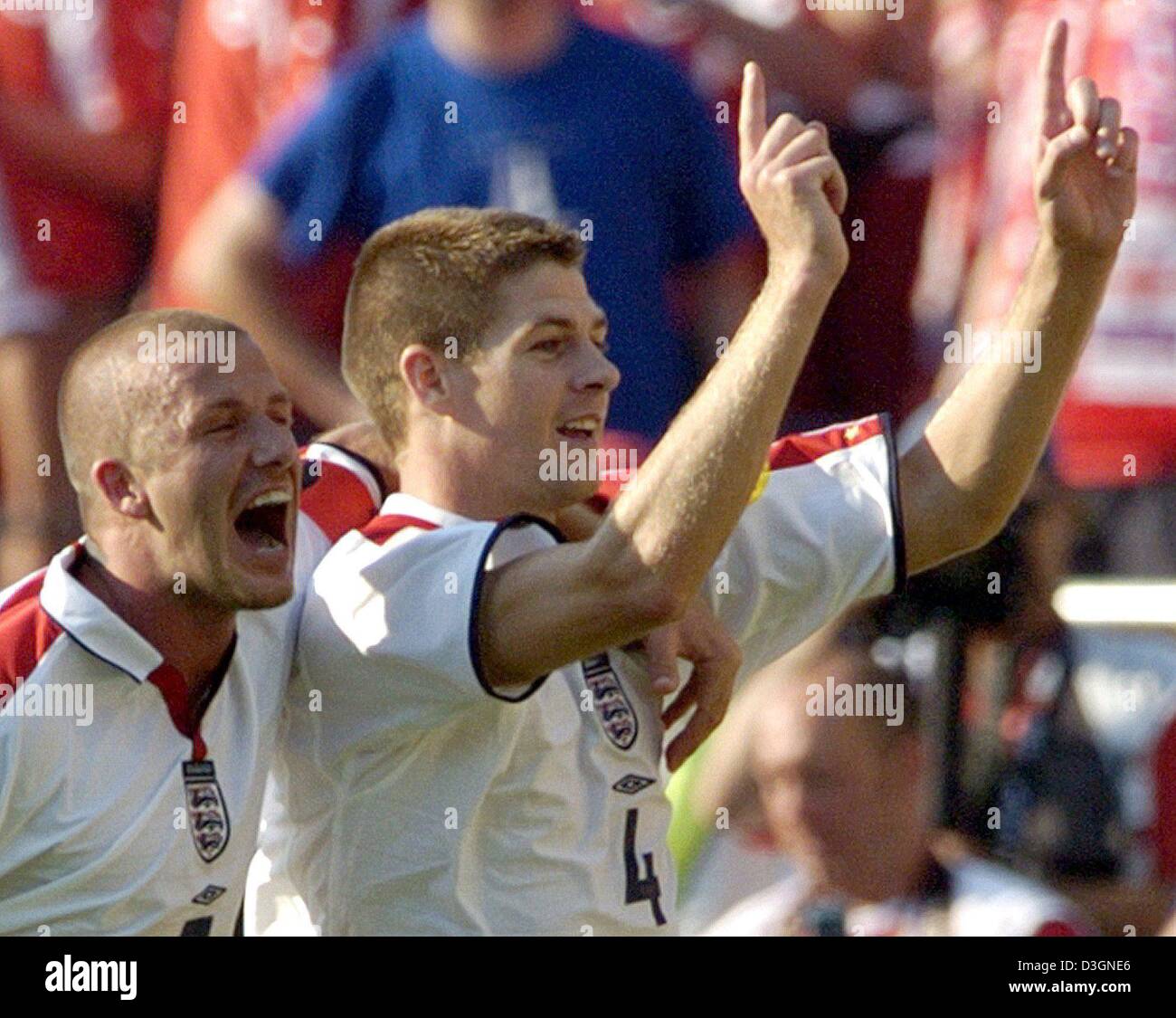 (Afp) - Le milieu de terrain de l'Angleterre Steven Gerrard (R) cheers et jubilates après avoir marqué le but gagnant 3-0 alors que son coéquipier, le milieu de terrain David Beckham rejoint dans au cours de l'Euro de football 2004 Jeu de groupe s'opposant à l'Angleterre et la Suisse à la cidade Stadium à Coimbra, Portugal, 17 juin 2004. L'Angleterre a gagné 3-0.  + + +PAS D'APPLICATIONS DE TÉLÉPHONIE MOBILE + + + Banque D'Images