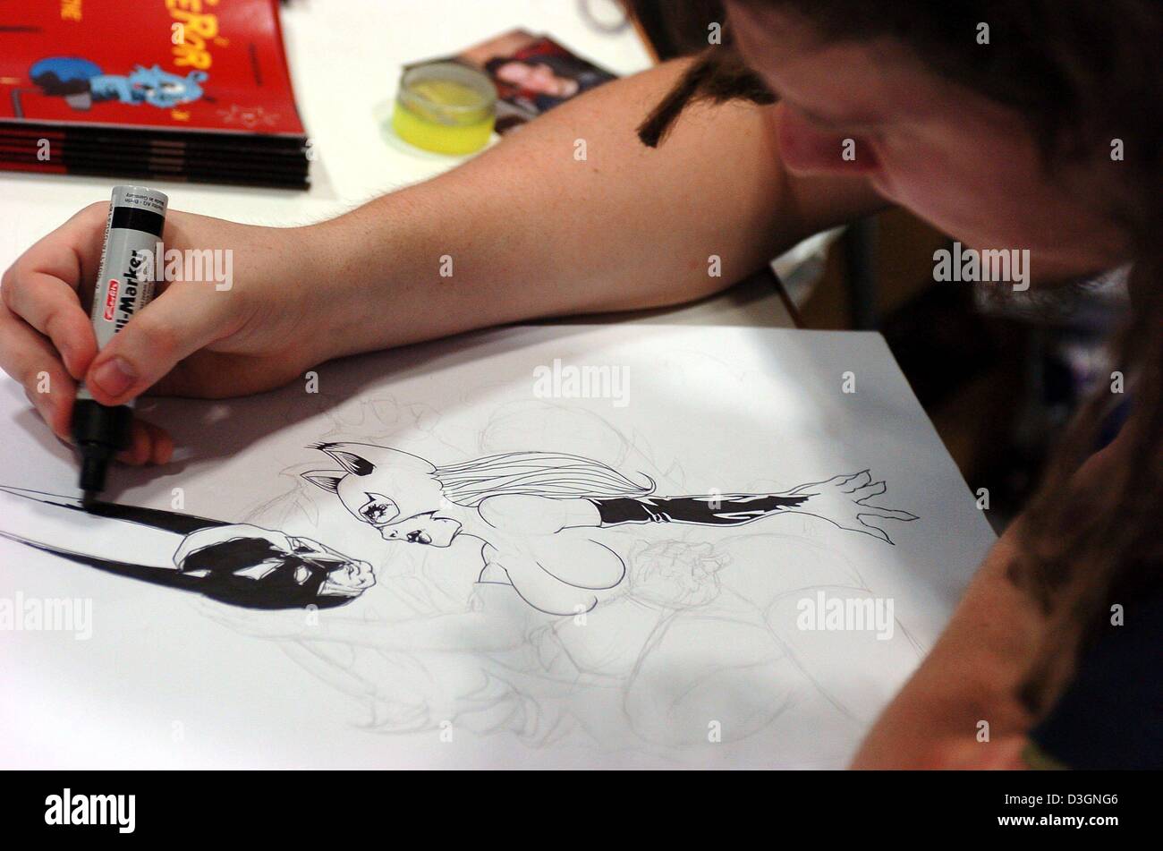 (Afp) - Une bande dessinée encres un dessin de Batman et Catwoman au 11e Salon de la bande dessinée d'Erlangen, Allemagne, 10 juin 2004. Le célèbre canard fête ses 70e anniversaire en 2004. Environ 25 000 fans se sont montrés pour la convention qui les éditeurs, artistes et fans. Banque D'Images