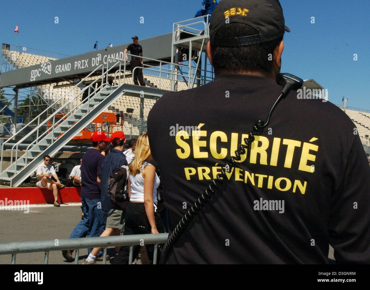 (Afp) - Un agent de sécurité garde l'entrée du domaine de l'équipe et le paddock lors de la traditionnelle journée portes ouvertes, permettant aux visiteurs, fans et spectateurs de visiter les stands et de marcher sur la piste de course de Formule Un à Montréal, Canada, 10 juin 2004. Le Grand Prix du Canada va avoir lieu le dimanche, 13 juin 2004. Banque D'Images