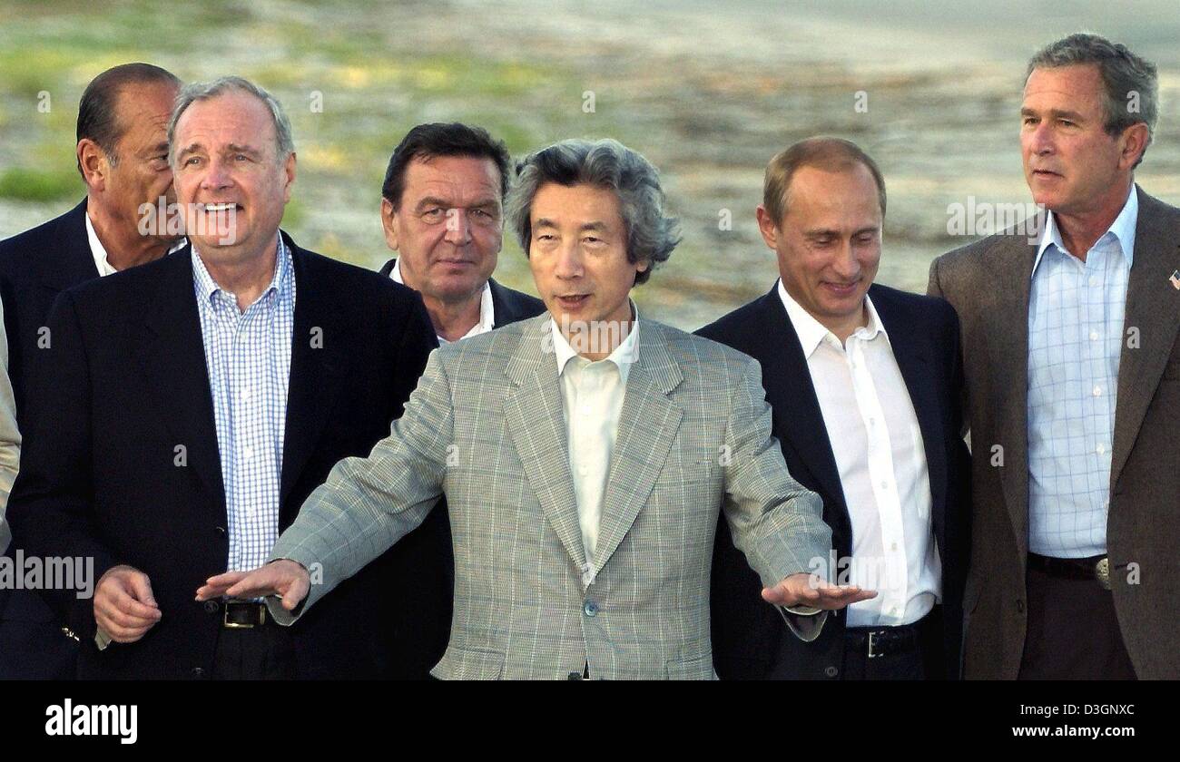 (Afp) - Les membres du G8 (à partir de L) Le président français Jacques Chirac, le Premier ministre canadien Paul Martin, le chancelier allemand Gerhard Schröder, le Premier ministre japonais Junichiro Koizumi, le président russe Vladimir Poutine et le président américain George Bush se tenir ensemble pour une photo de groupe lors de la première journée du Sommet du G8 à Sea Island, Géorgie, USA, 9 juin 2004. Pour les résid Banque D'Images