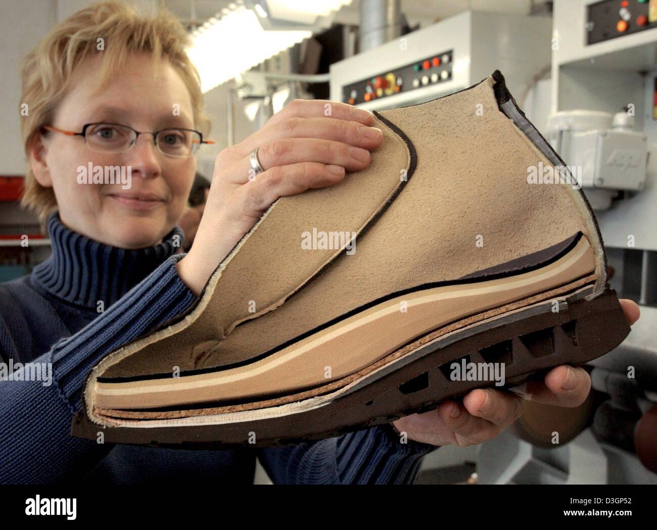 Afp) - présente la Sorella coupe d'une version d'un modèle de chaussure  orthopédique Petters Schuh GmbH, fabricant de chaussures orthopédiques, à  Gera, Allemagne, 22 janvier 2004. Petters Schuh GmbH, qui a été