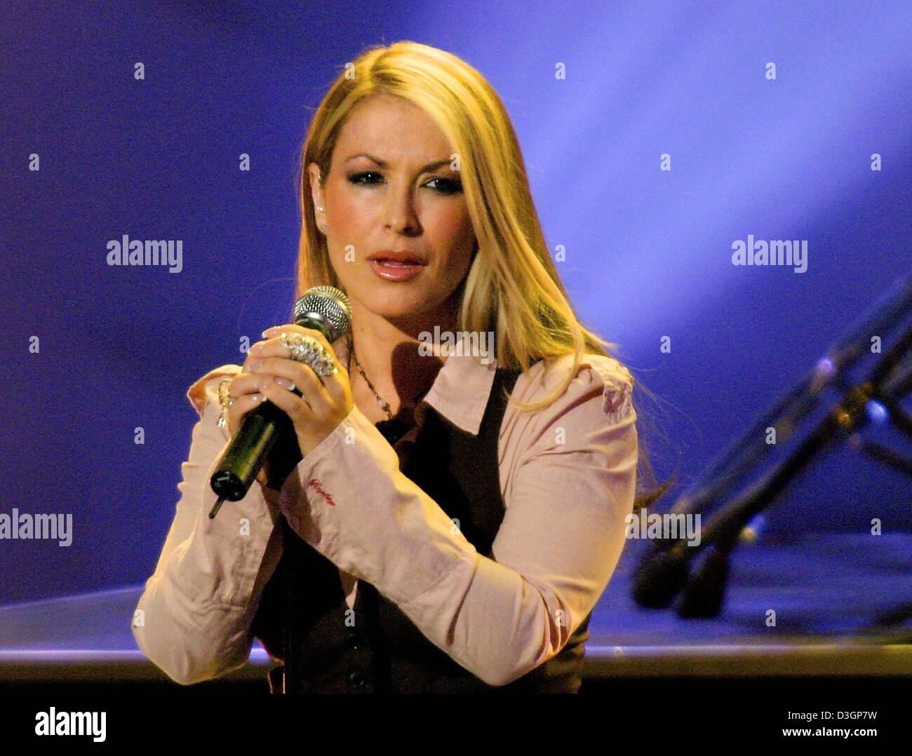 (Afp) - le chanteur Anastacia effectue durant l'Echo Awards show à Berlin, 6 mars 2004. Prix dans 26 catégories ont été présentées lors de la 13e remise des prix de l'écho à l'International Congress Centrum à Berlin. L'Echo Award est le prix le plus important du monde de la musique l'industrie à la suite de l'American Grammy award. Banque D'Images