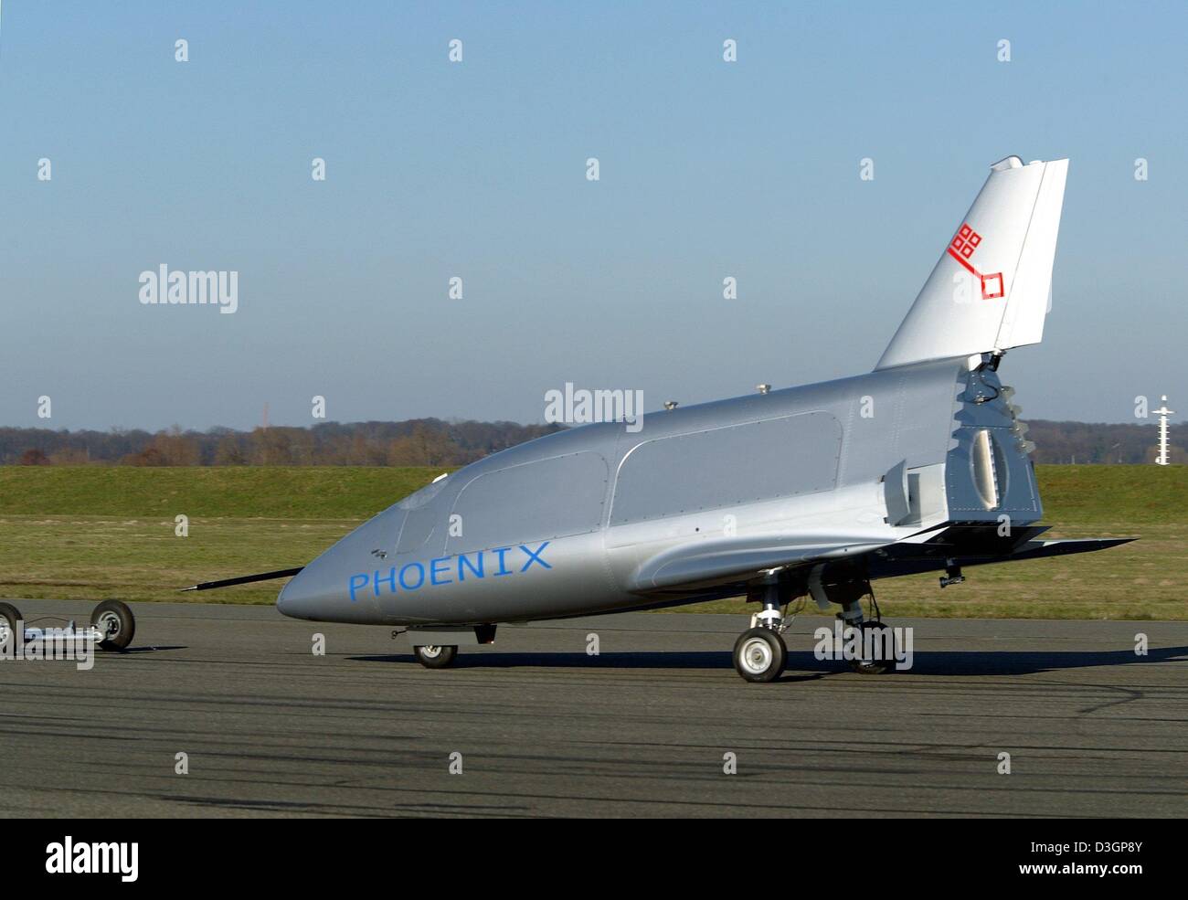 (Afp) - Le modèle contrôlé par télémétrie de la version planeur orbital sans pilote "Phoenix" roule le long de la piste pendant une période de test sur l'aérodrome en Allemagne, Lemwerder, 4 mars 2004. Entièrement équipée, la navigabilité 1:7 version du modèle est de sept mètres de long avec une envergure de 3,9 mètres et est utilisé pour recueillir les données de performance de vol et d'atterrissage de l'aile. Le "Phoenix" mod Banque D'Images